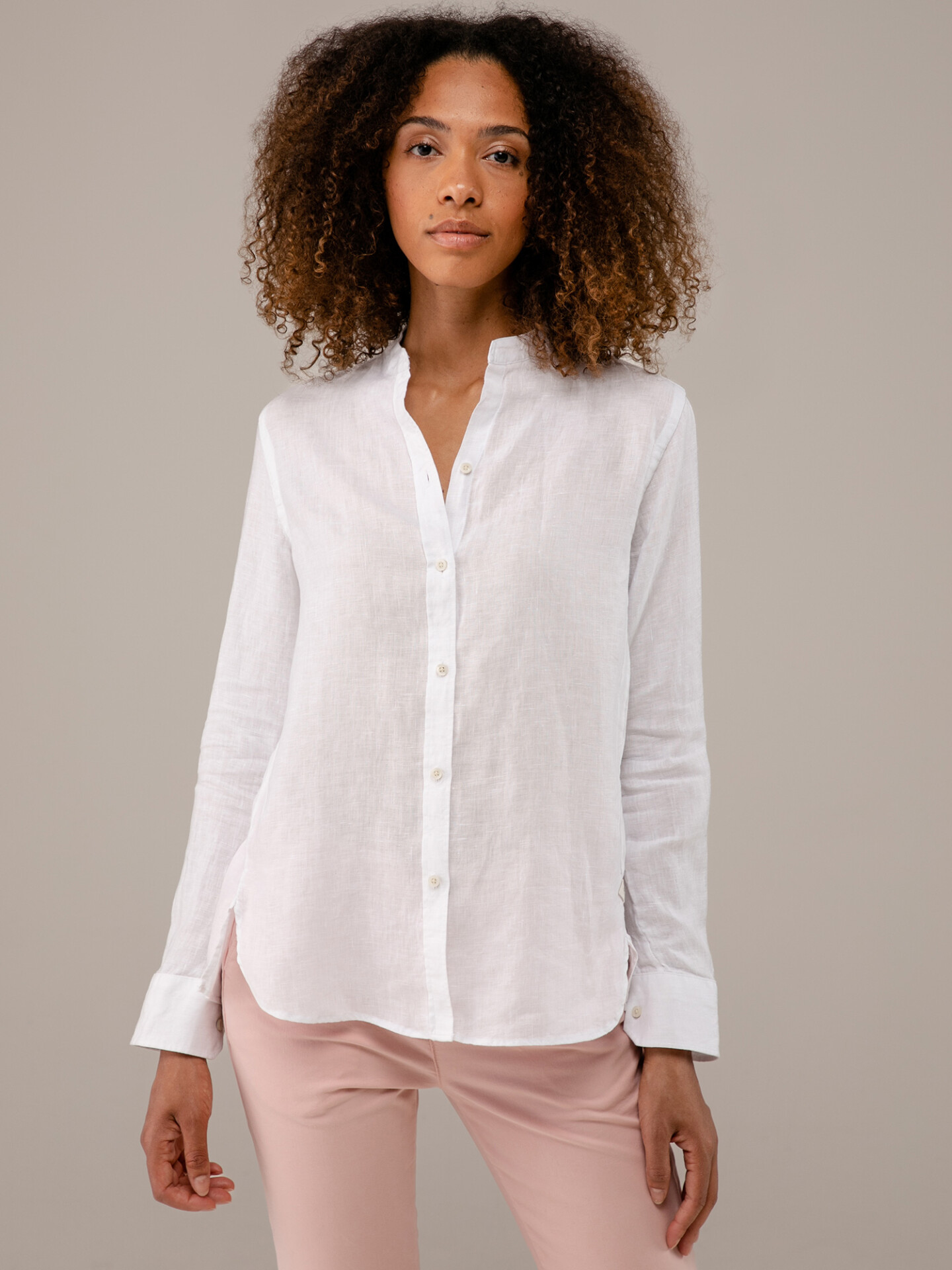 Detailansicht von Leinenbluse von FIL NOIR