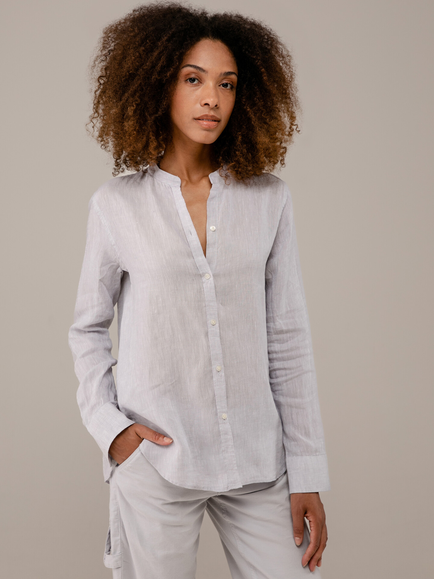 Detailansicht von Leinenbluse von FIL NOIR