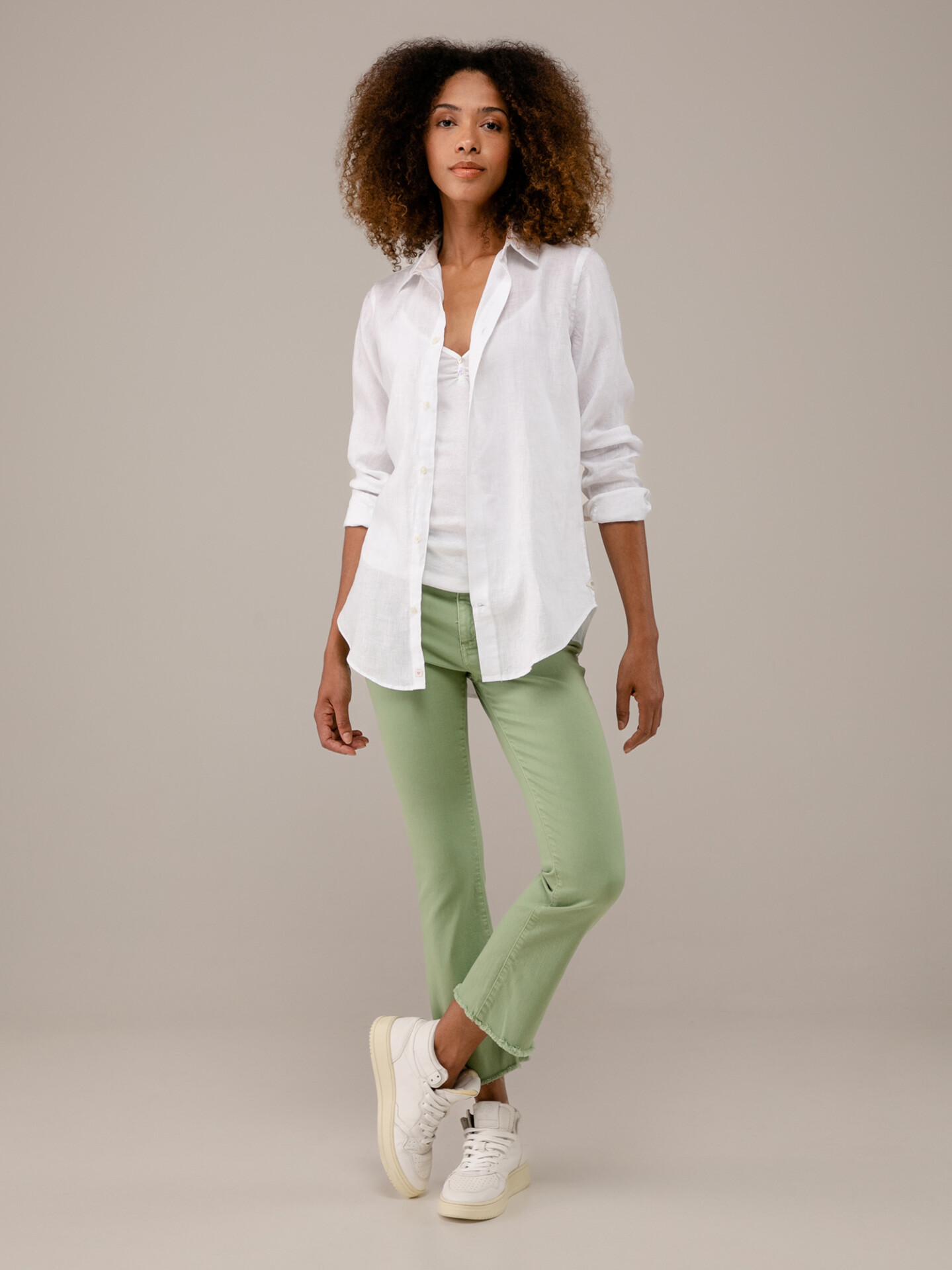 Detailansicht von Leinenbluse von FIL NOIR