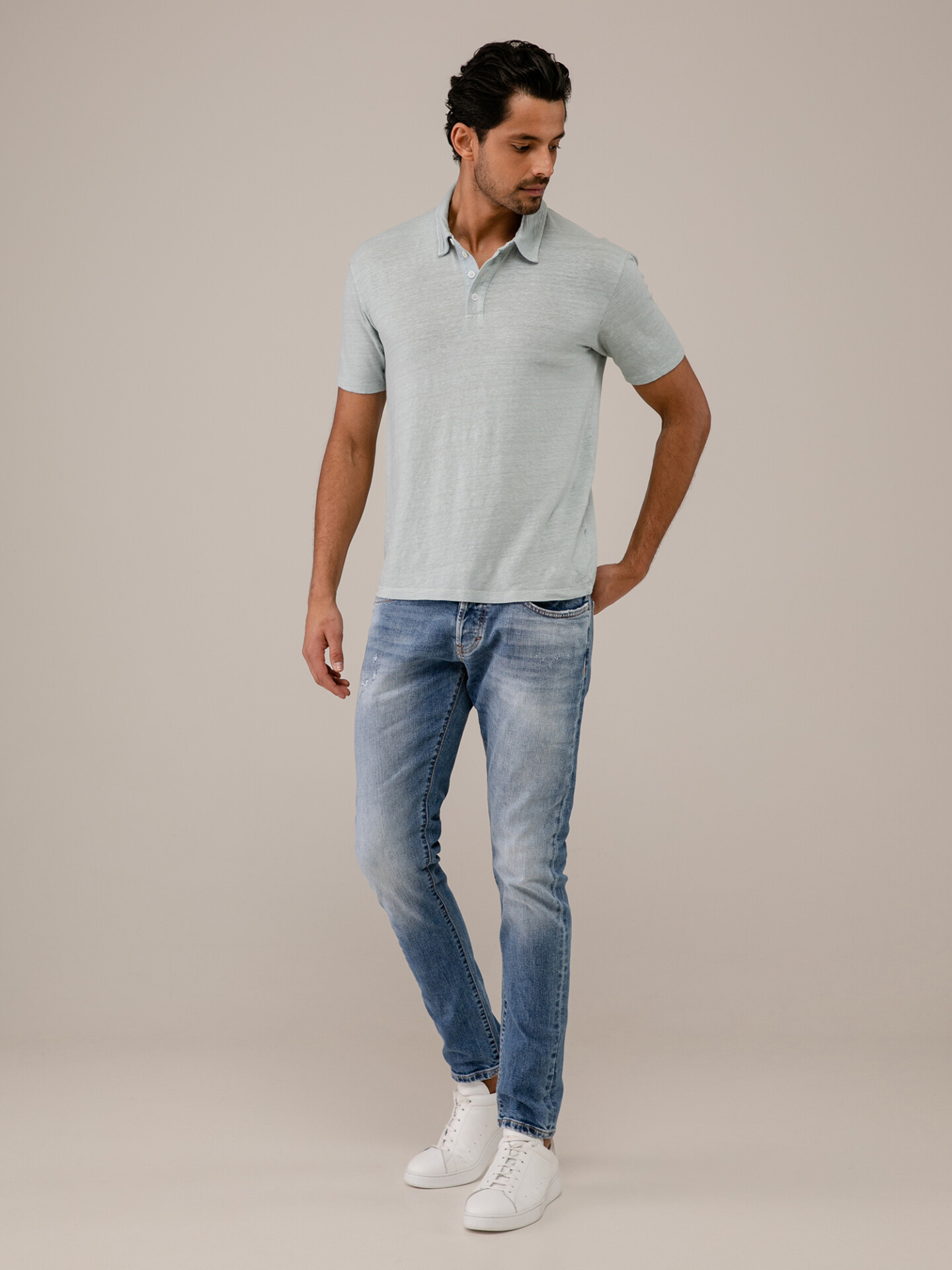 Detailansicht von Destroyed Slim Fit Jeans mit Knopfleiste von THE NIM