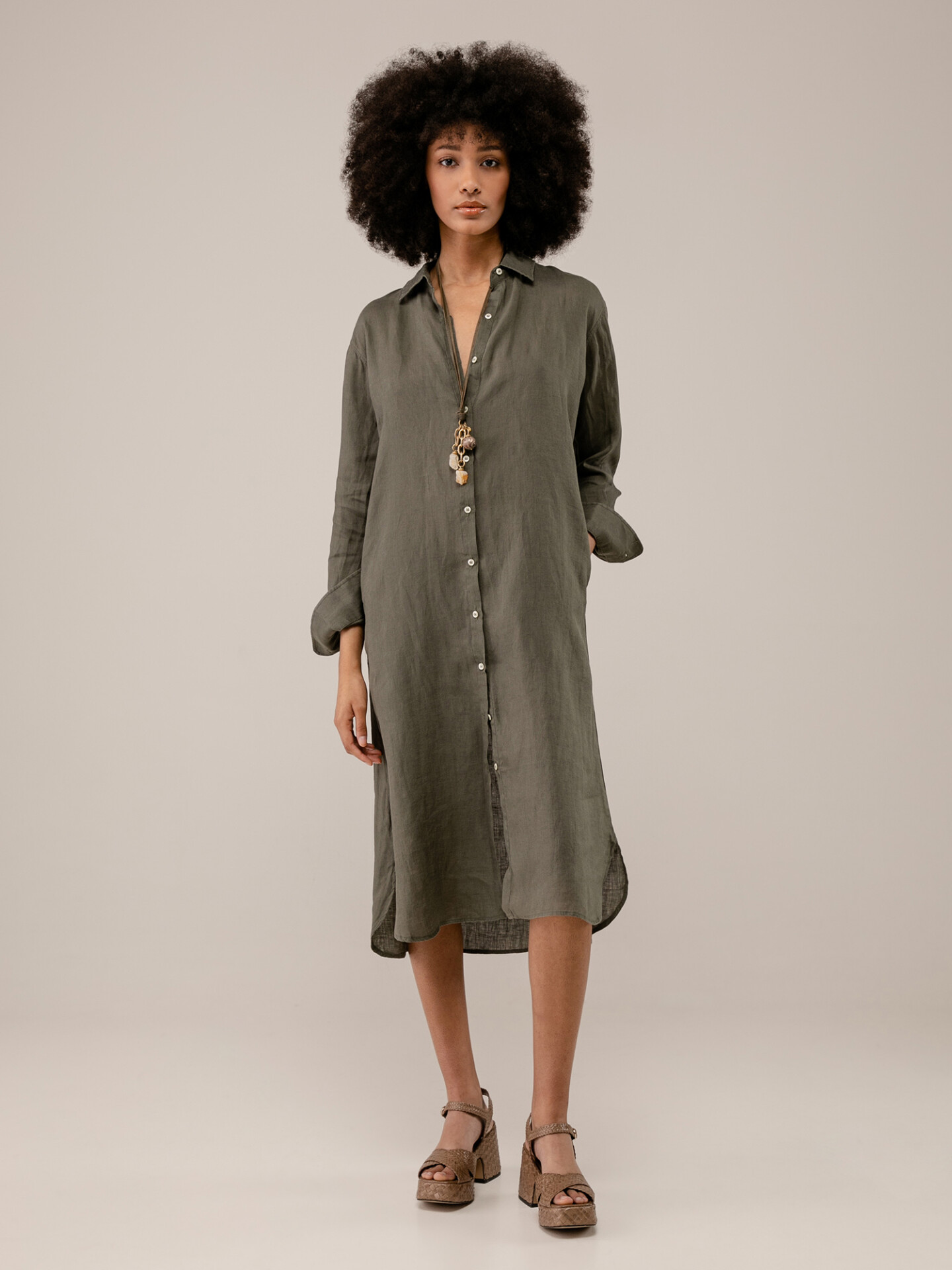 Detailansicht von Midi-Blusenkleid aus Leinen von BLAUMAX