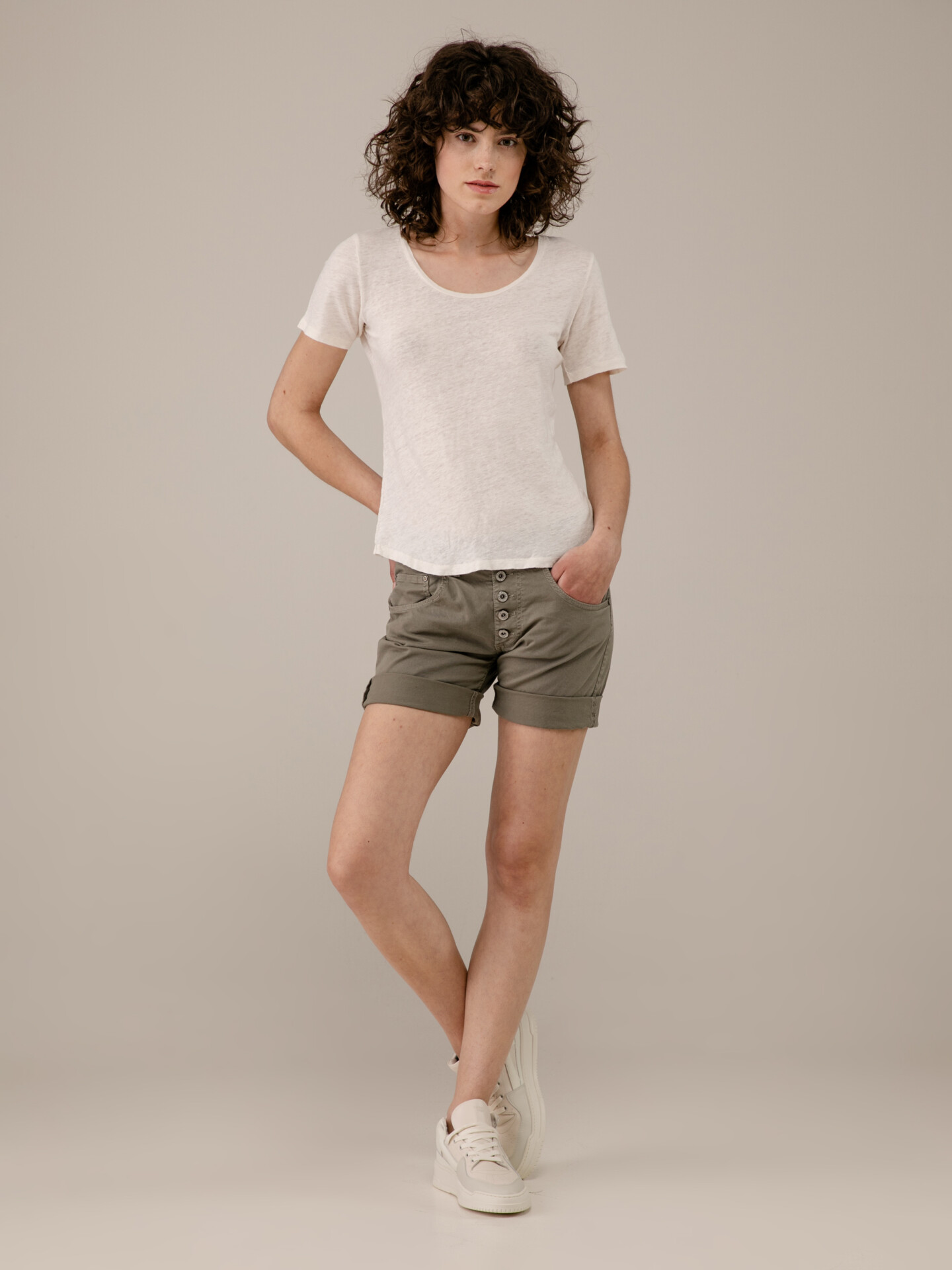 Detailansicht von Shorts mit Knopfleiste von PLEASE