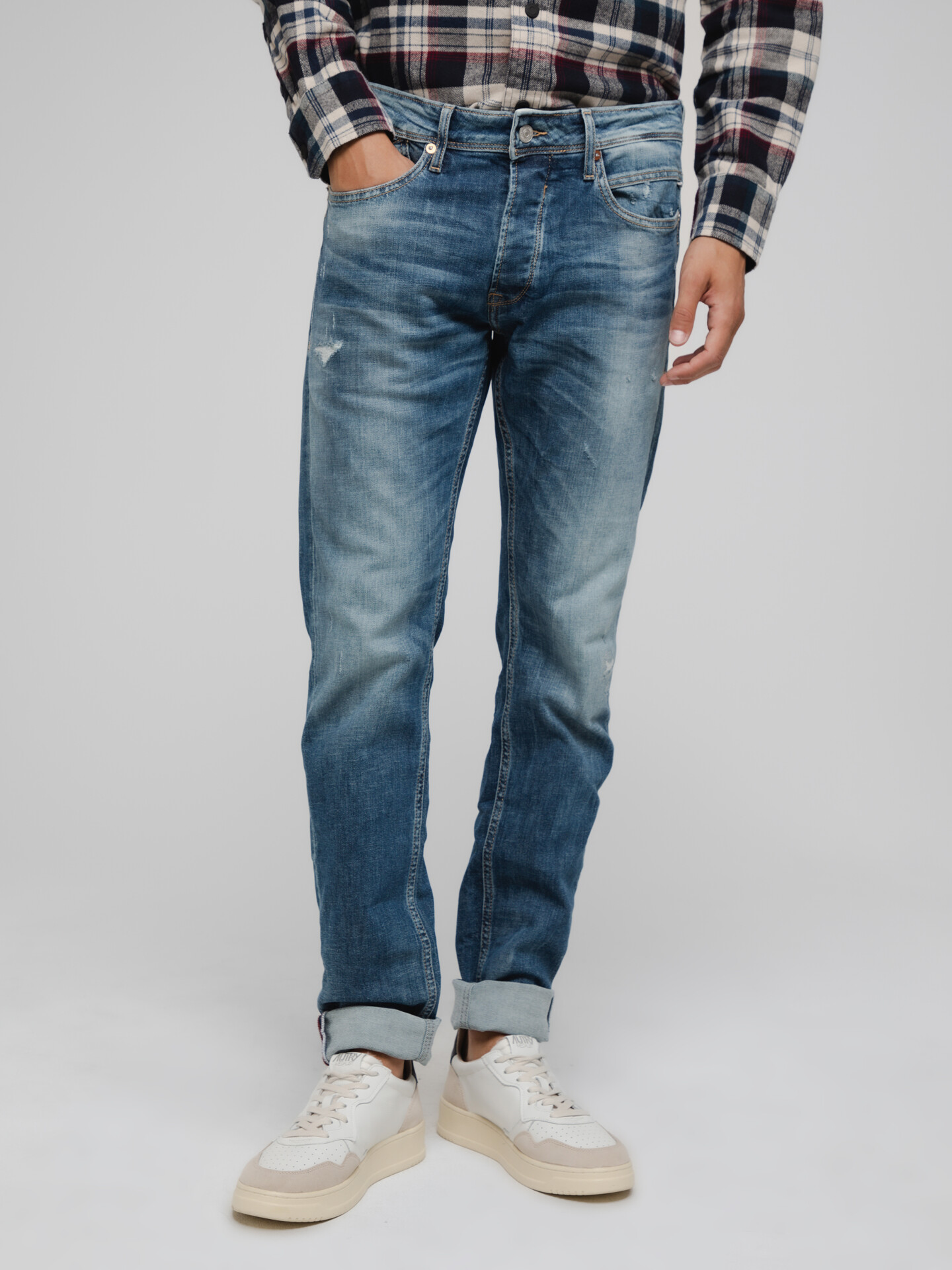 Detailansicht von Destroyed Slim Fit Jeans von LE TEMPS DES CERISES