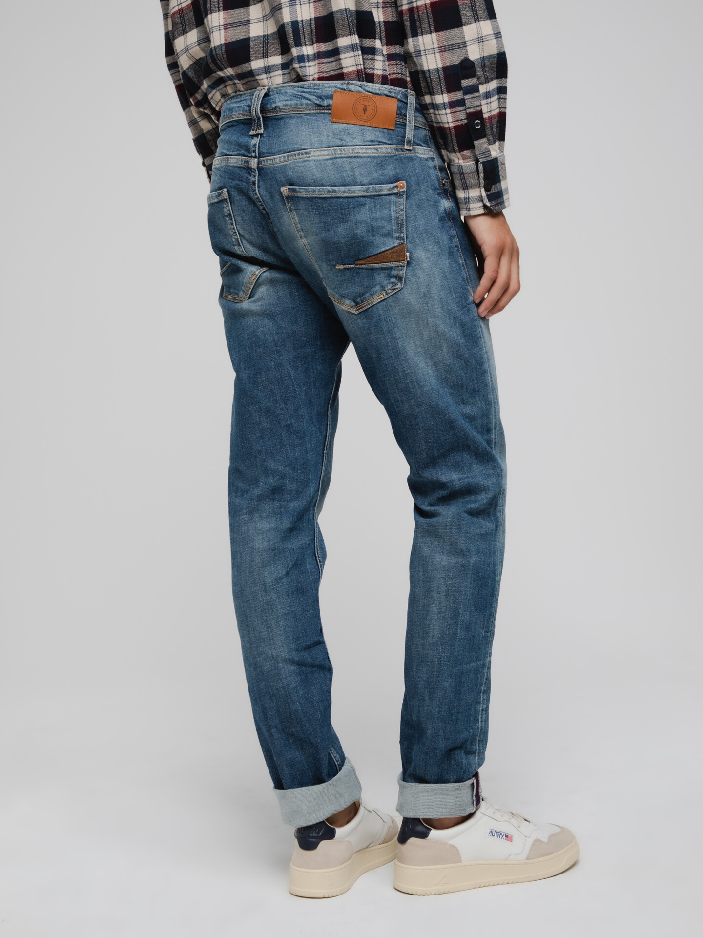 Detailansicht von Destroyed Slim Fit Jeans von LE TEMPS DES CERISES