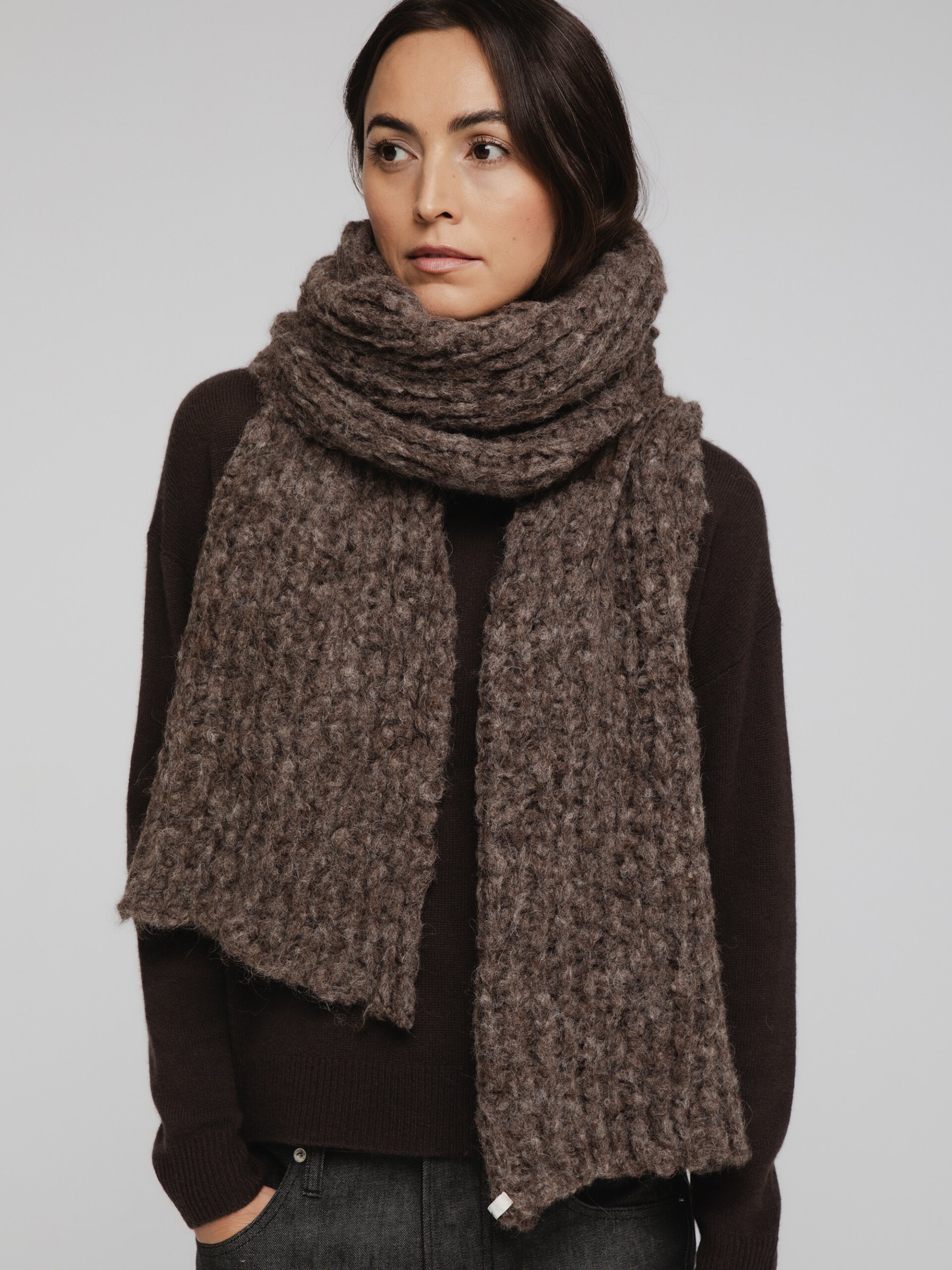 Detailansicht von Schal aus Alpakawolle von SIBIN LINNEBJERG