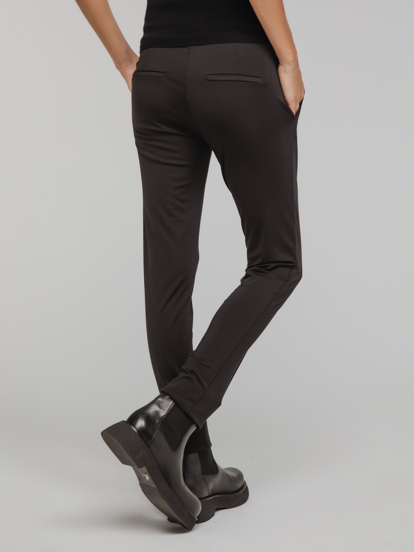 Detailansicht von Hose im Jogging-Stil von ELIAS RUMELIS