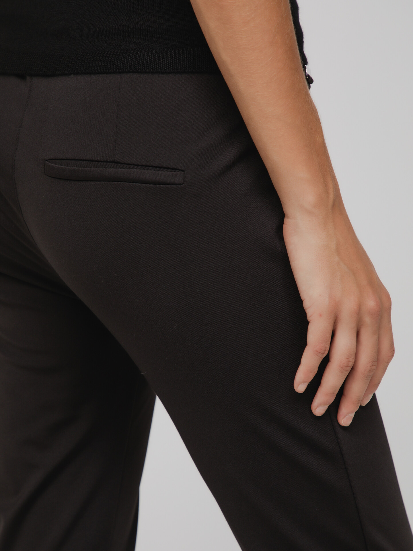 Detailansicht von Hose im Jogging-Stil von ELIAS RUMELIS