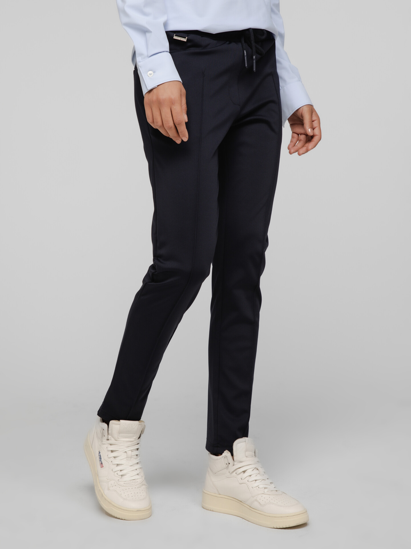 Detailansicht von Hose im Jogging-Stil von ELIAS RUMELIS