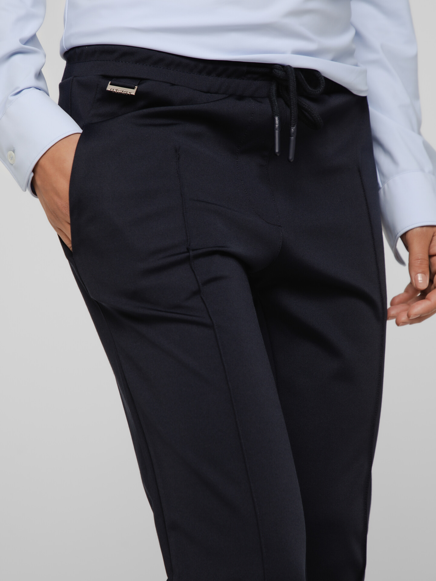 Detailansicht von Hose im Jogging-Stil von ELIAS RUMELIS