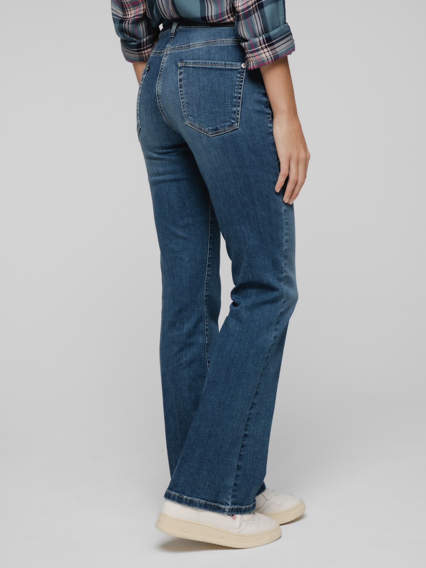 Detailansicht von Flared Jeans von CAMBIO