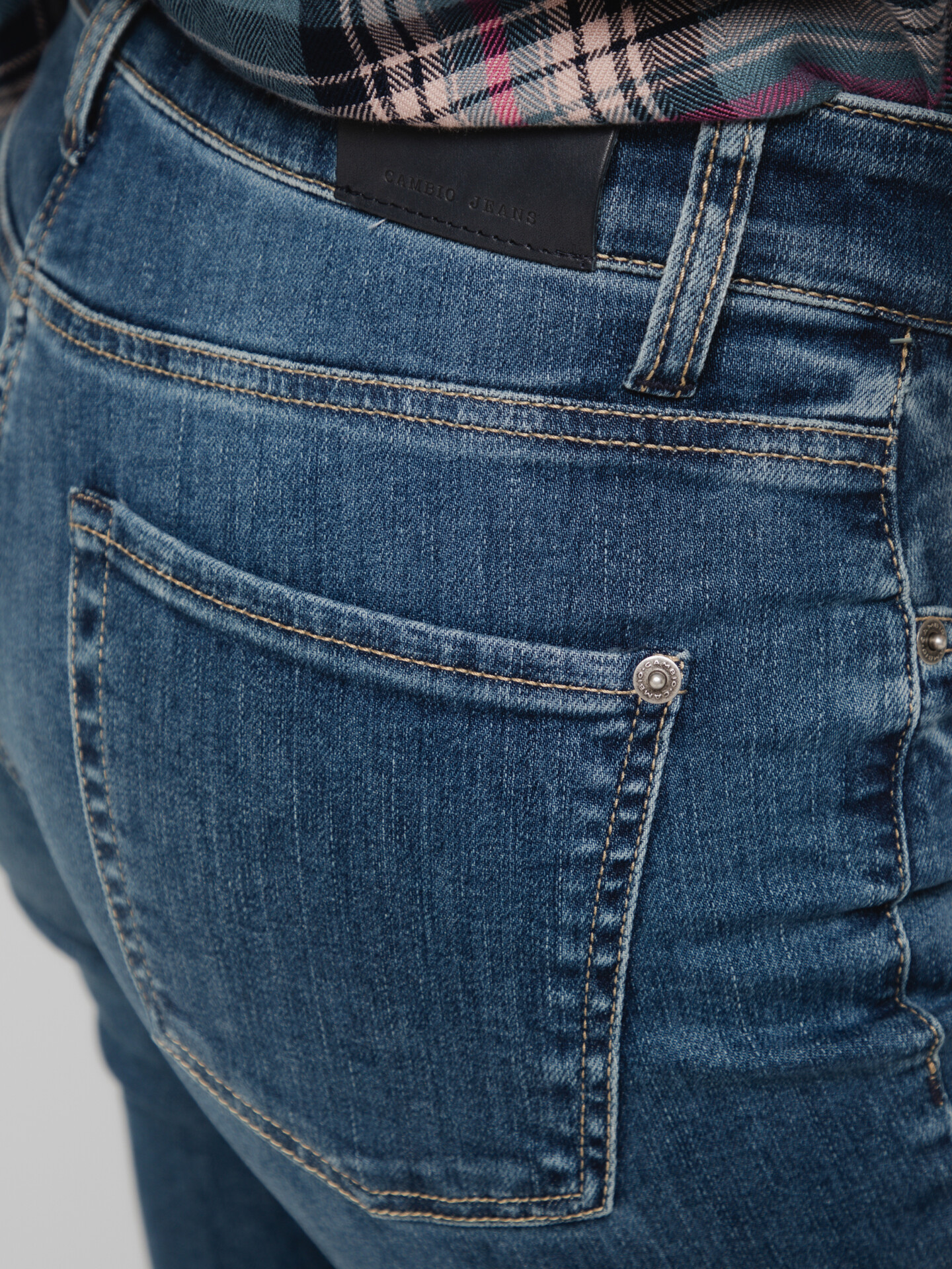 Detailansicht von Flared Jeans von CAMBIO
