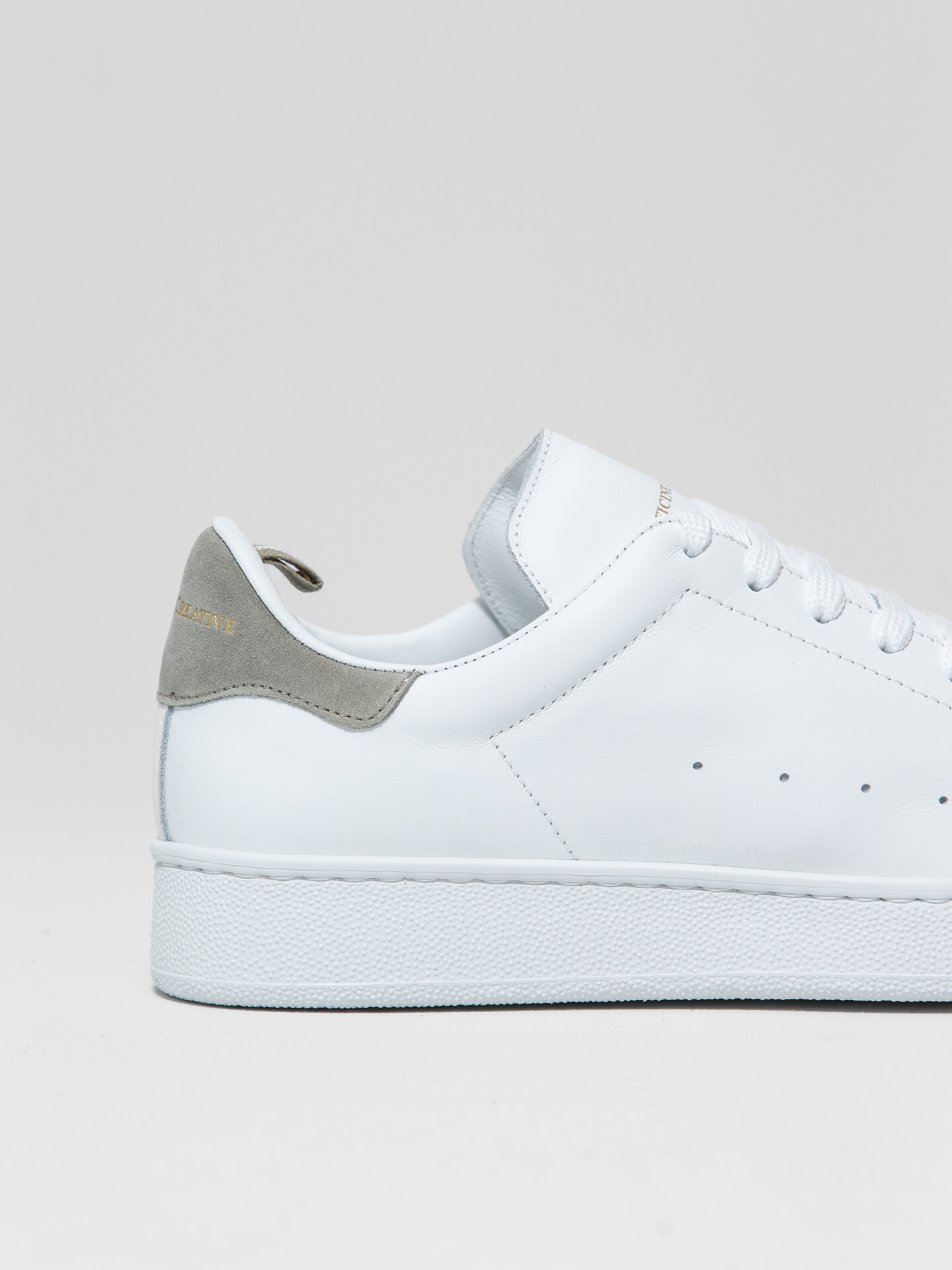 Detailansicht von Sneaker aus Leder von OFFICINE CREATIVE