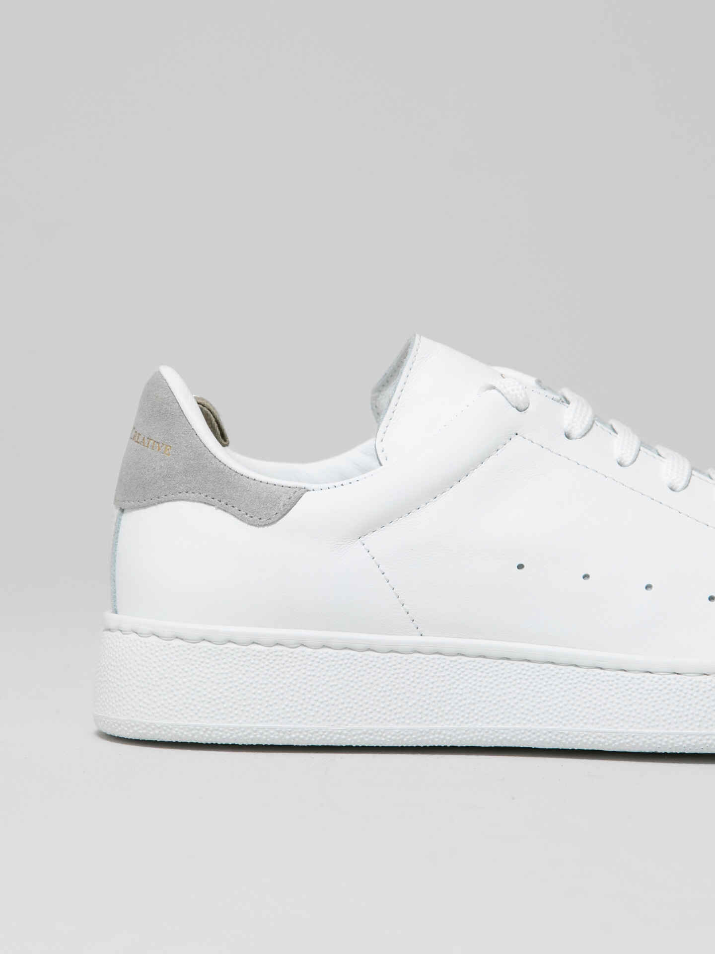 Detailansicht von Sneaker aus Leder von OFFICINE CREATIVE