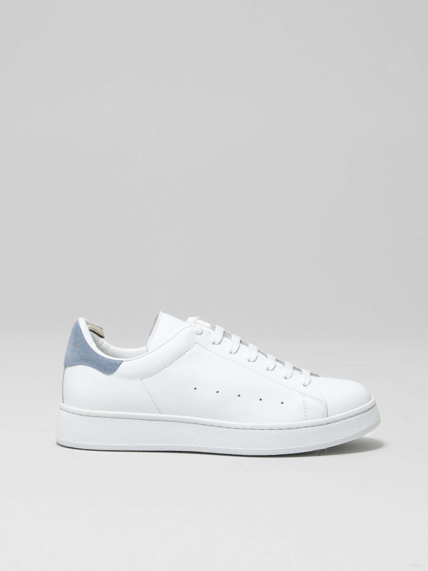 Detailansicht von Sneaker aus Leder von OFFICINE CREATIVE