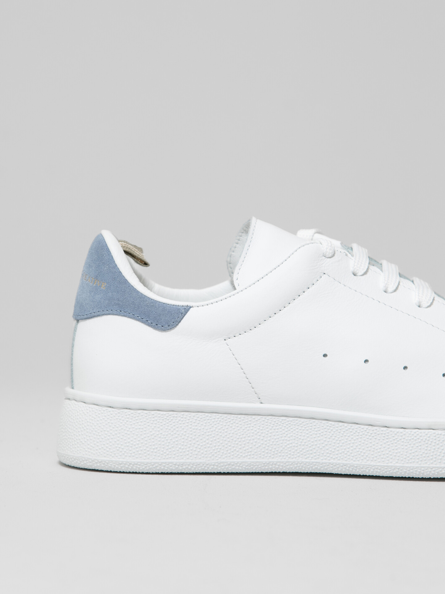 Detailansicht von Sneaker aus Leder von OFFICINE CREATIVE