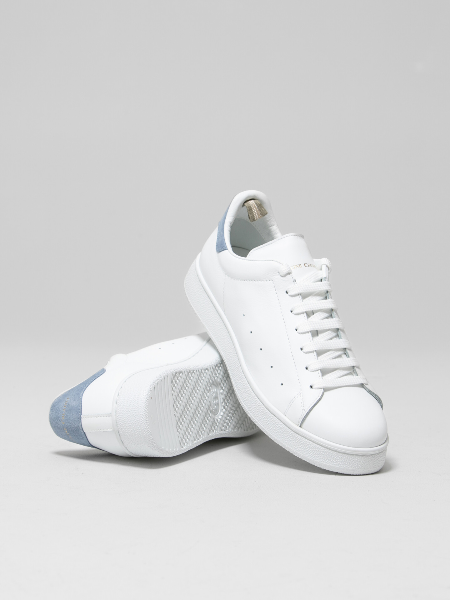 Detailansicht von Sneaker aus Leder von OFFICINE CREATIVE