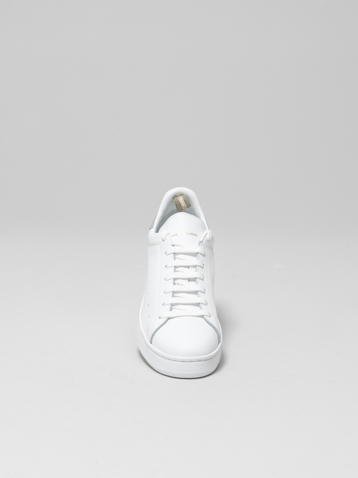 Detailansicht von Sneaker aus Leder von OFFICINE CREATIVE