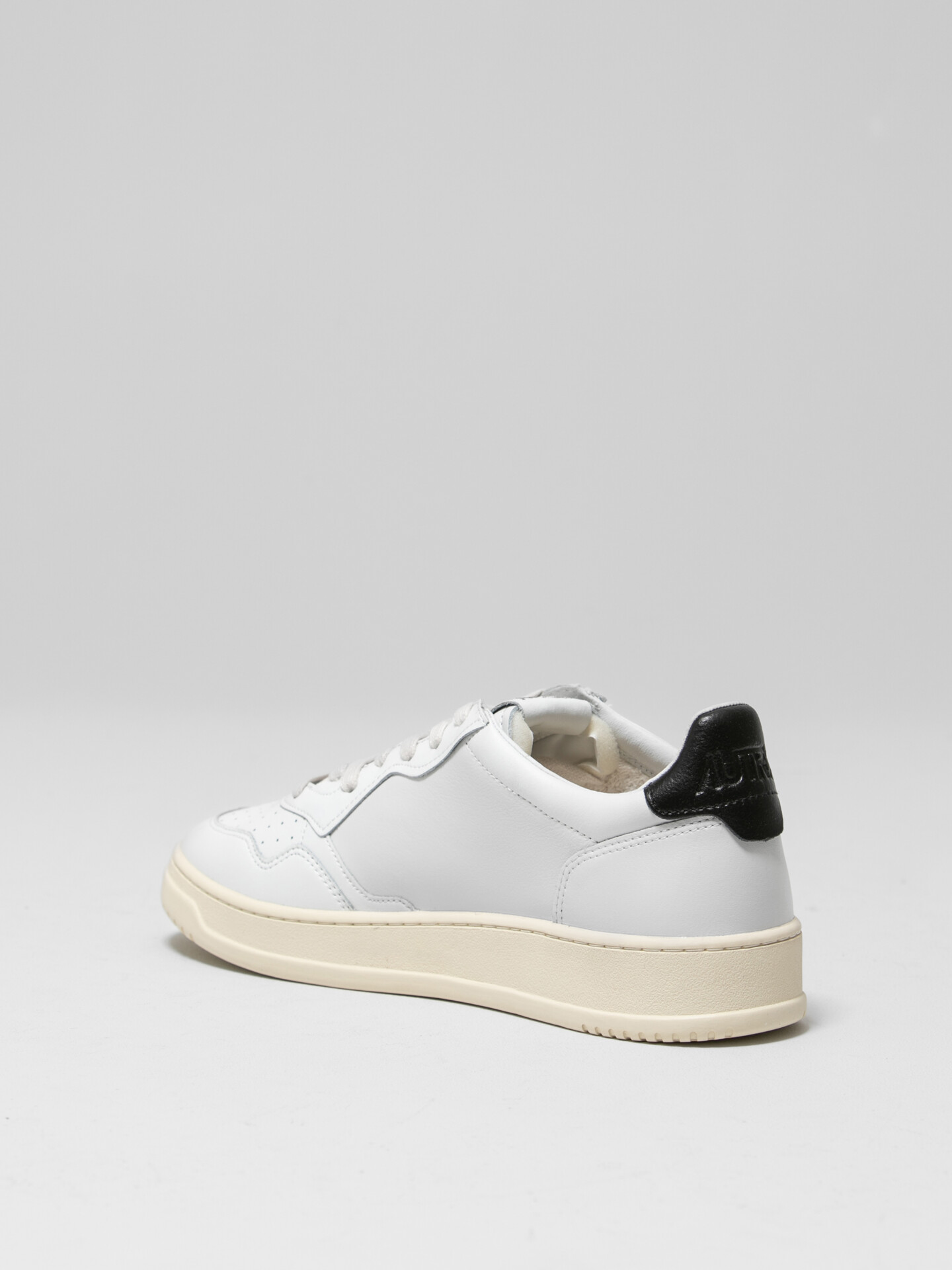 Detailansicht von Sneaker aus Leder von AUTRY