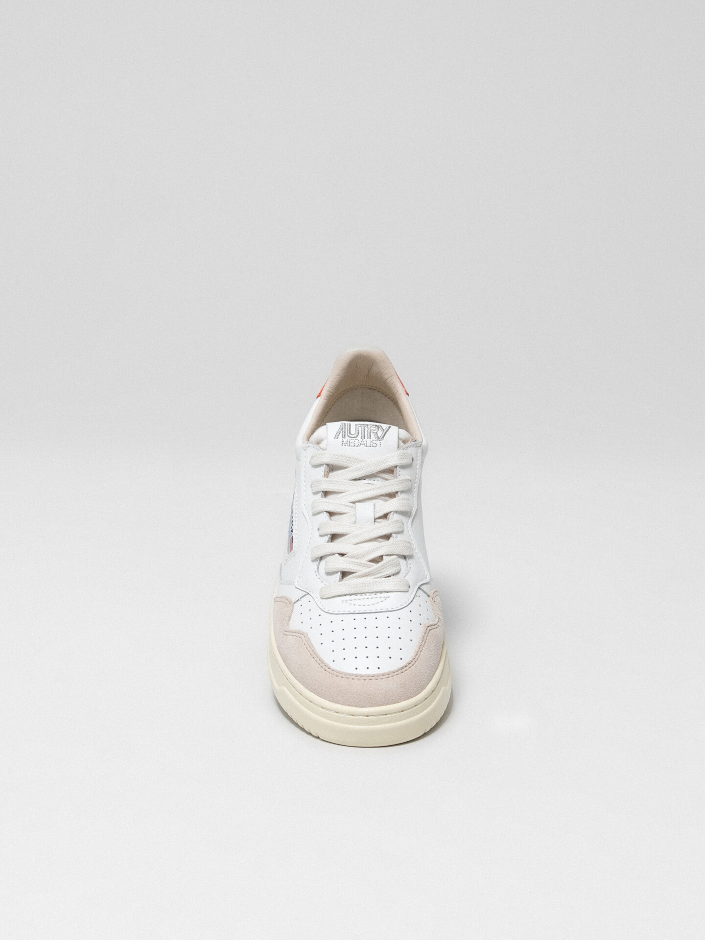 Detailansicht von Sneaker aus Leder von AUTRY