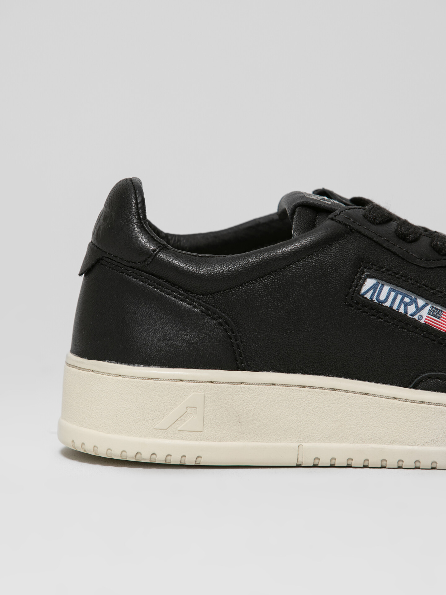 Detailansicht von Sneaker aus Leder von AUTRY