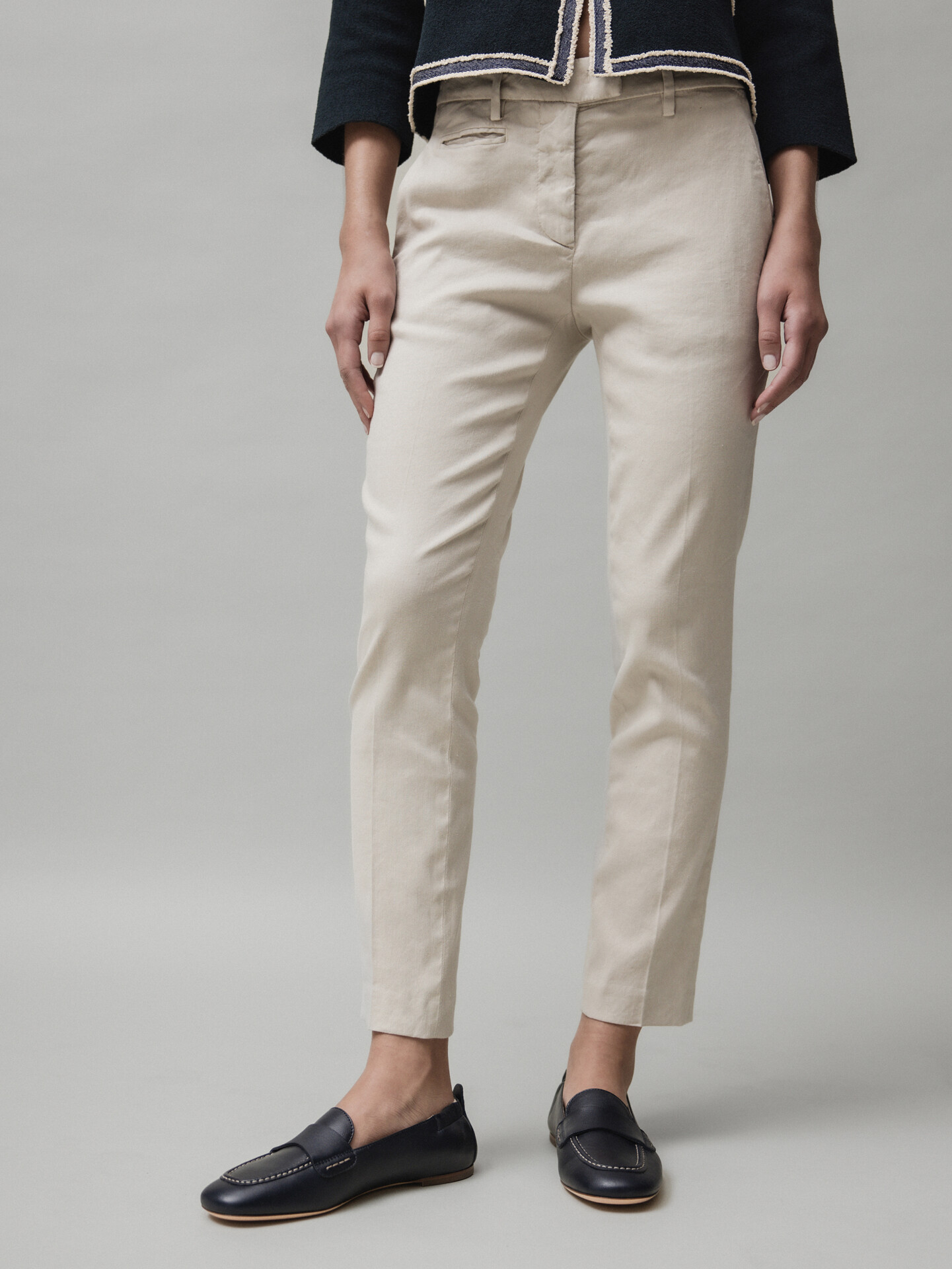 Detailansicht von Chinohose aus Leinen von DONDUP