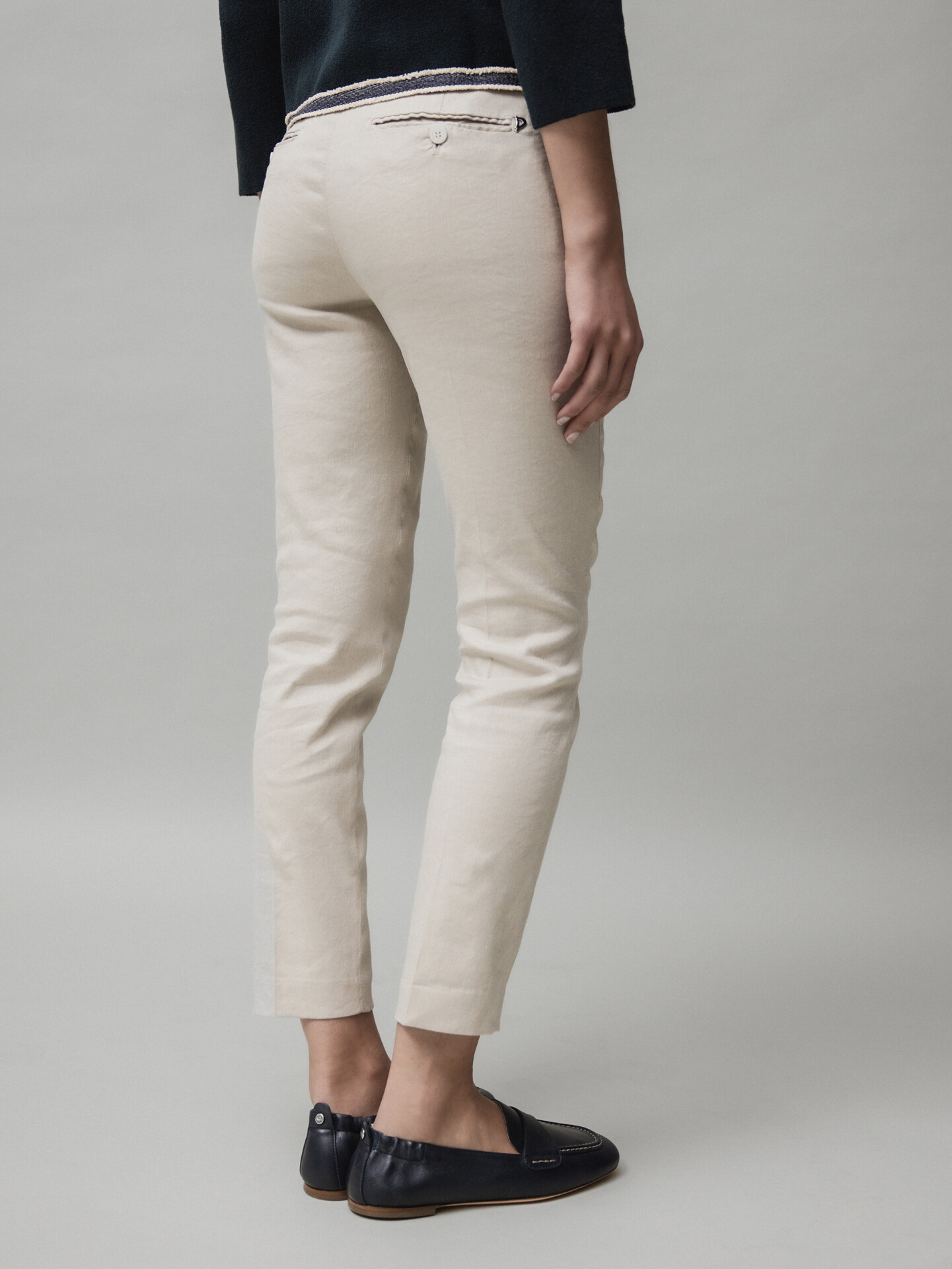 Detailansicht von Chinohose aus Leinen von DONDUP