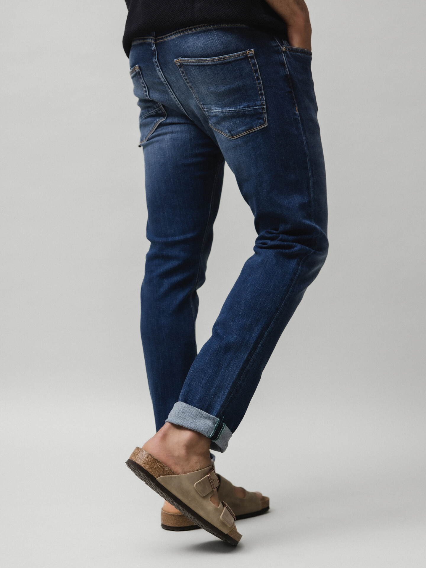 Detailansicht von Slim Fit Jeans von THE NIM