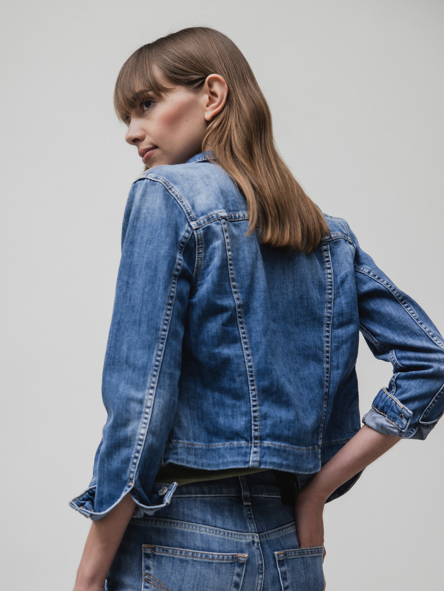 Detailansicht von Jeansjacke von LE TEMPS DES CERISES