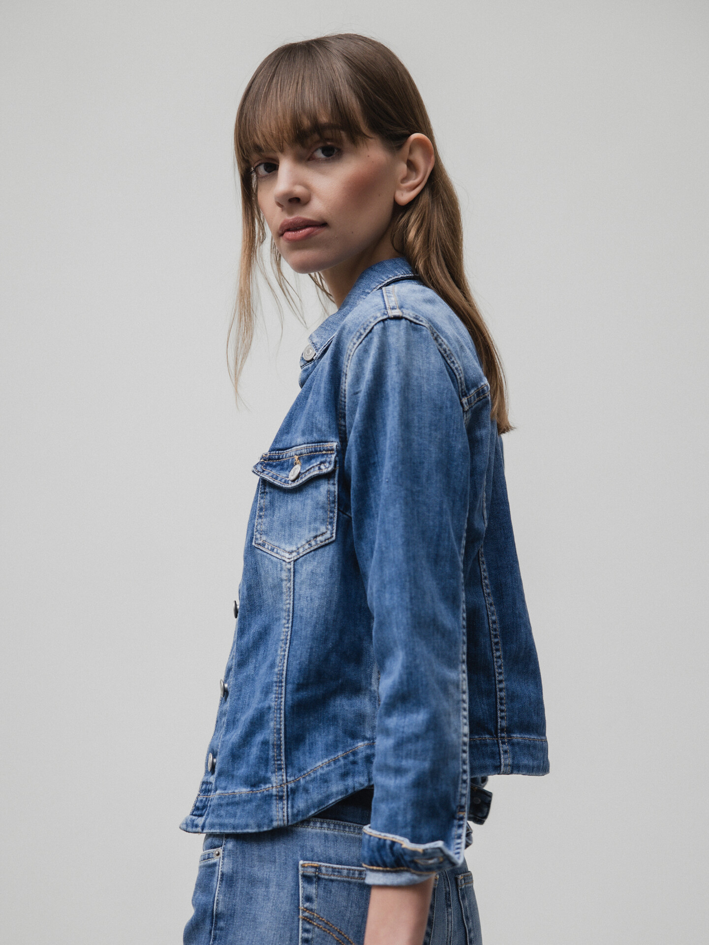 Detailansicht von Jeansjacke von LE TEMPS DES CERISES