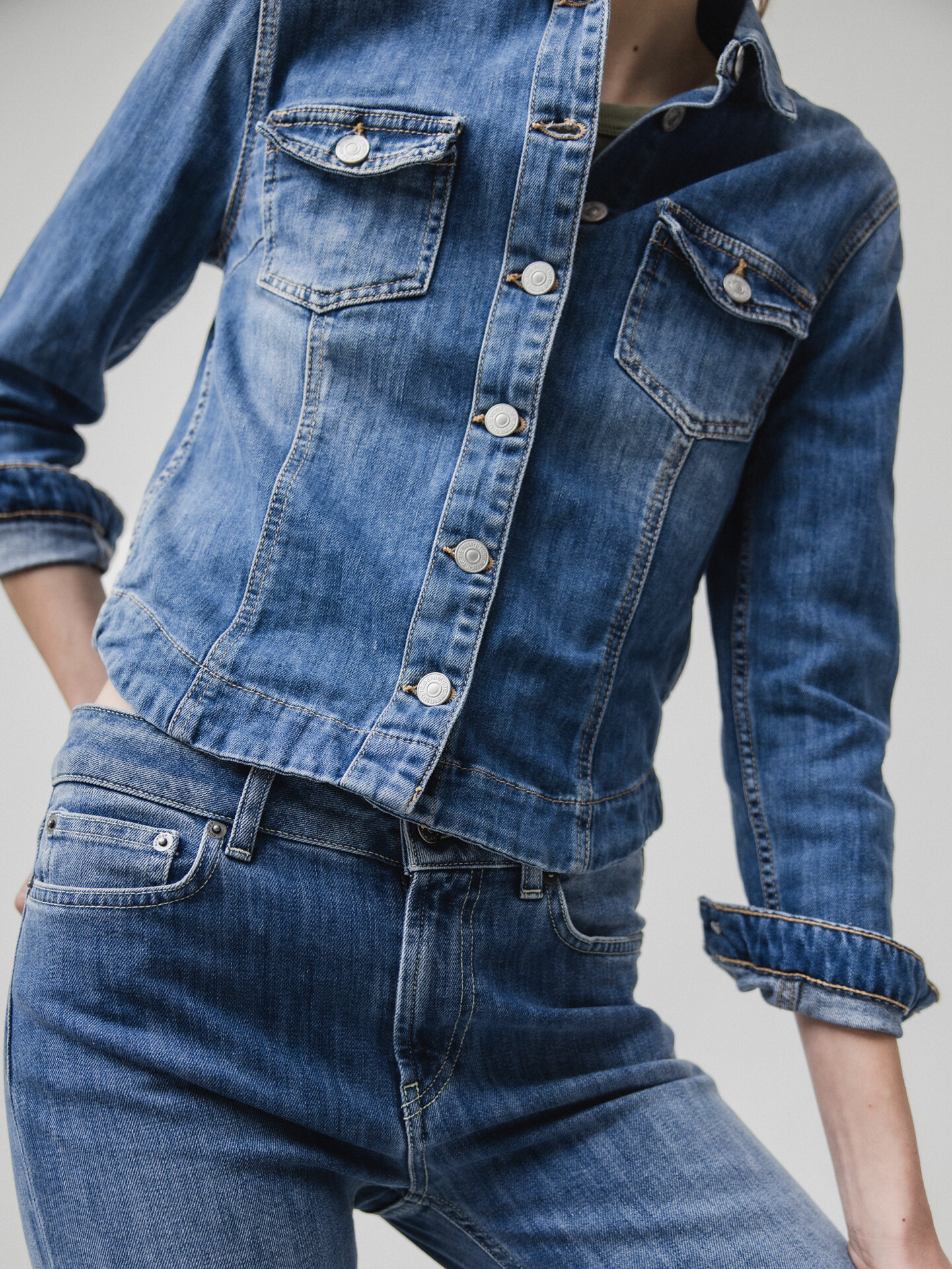 Detailansicht von Jeansjacke von LE TEMPS DES CERISES