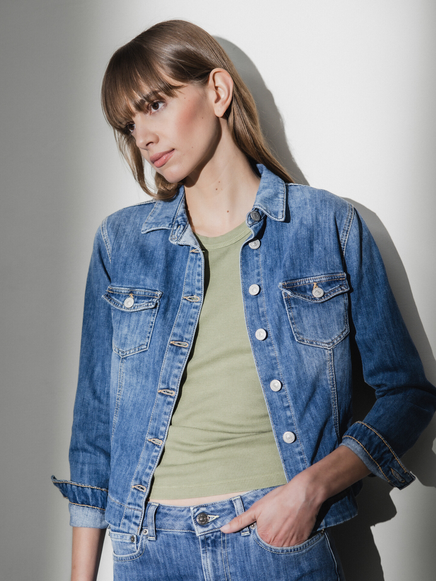 Detailansicht von Jeansjacke von LE TEMPS DES CERISES