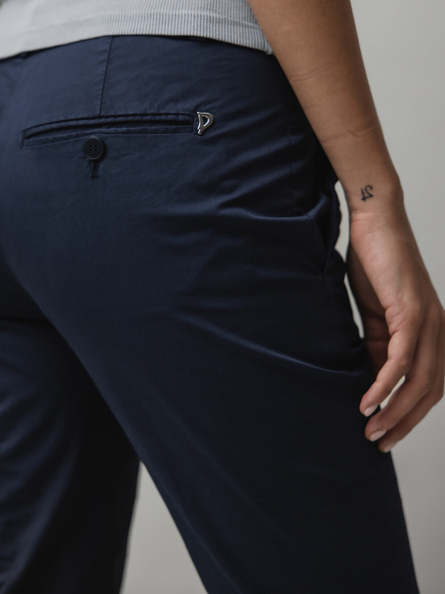 Detailansicht von Cropped Chinohose aus Baumwolle von DONDUP