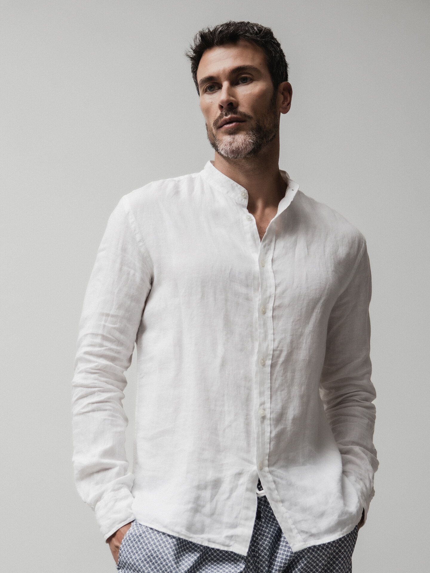 Detailansicht von Leinenhemd mit Stehkragen von 04651