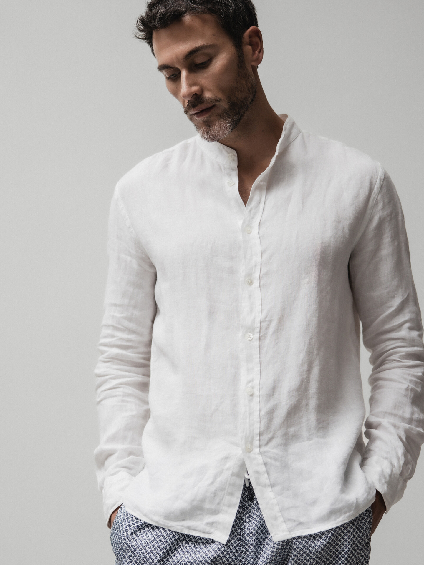 Detailansicht von Leinenhemd mit Stehkragen von 04651