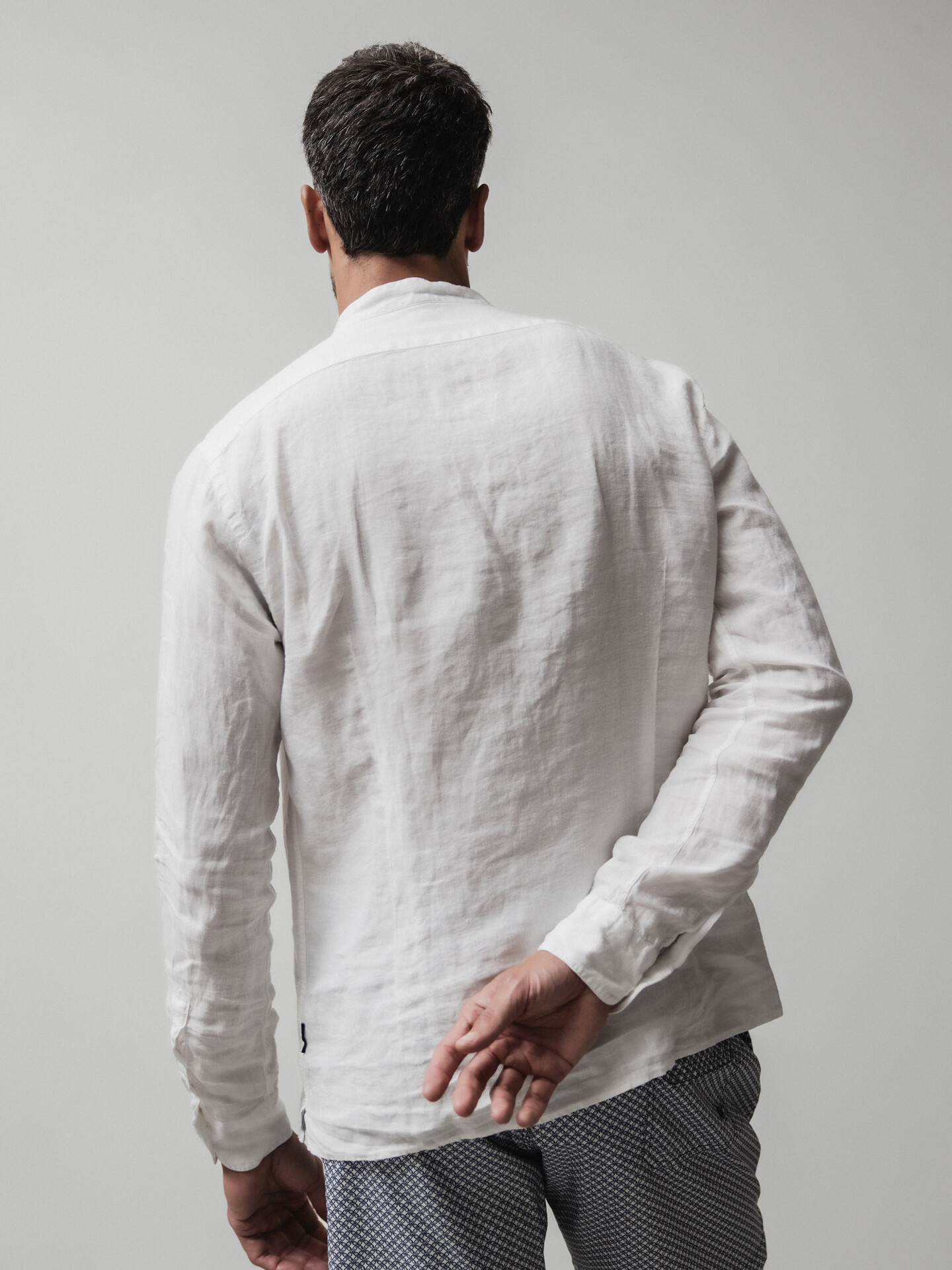 Detailansicht von Leinenhemd mit Stehkragen von 04651