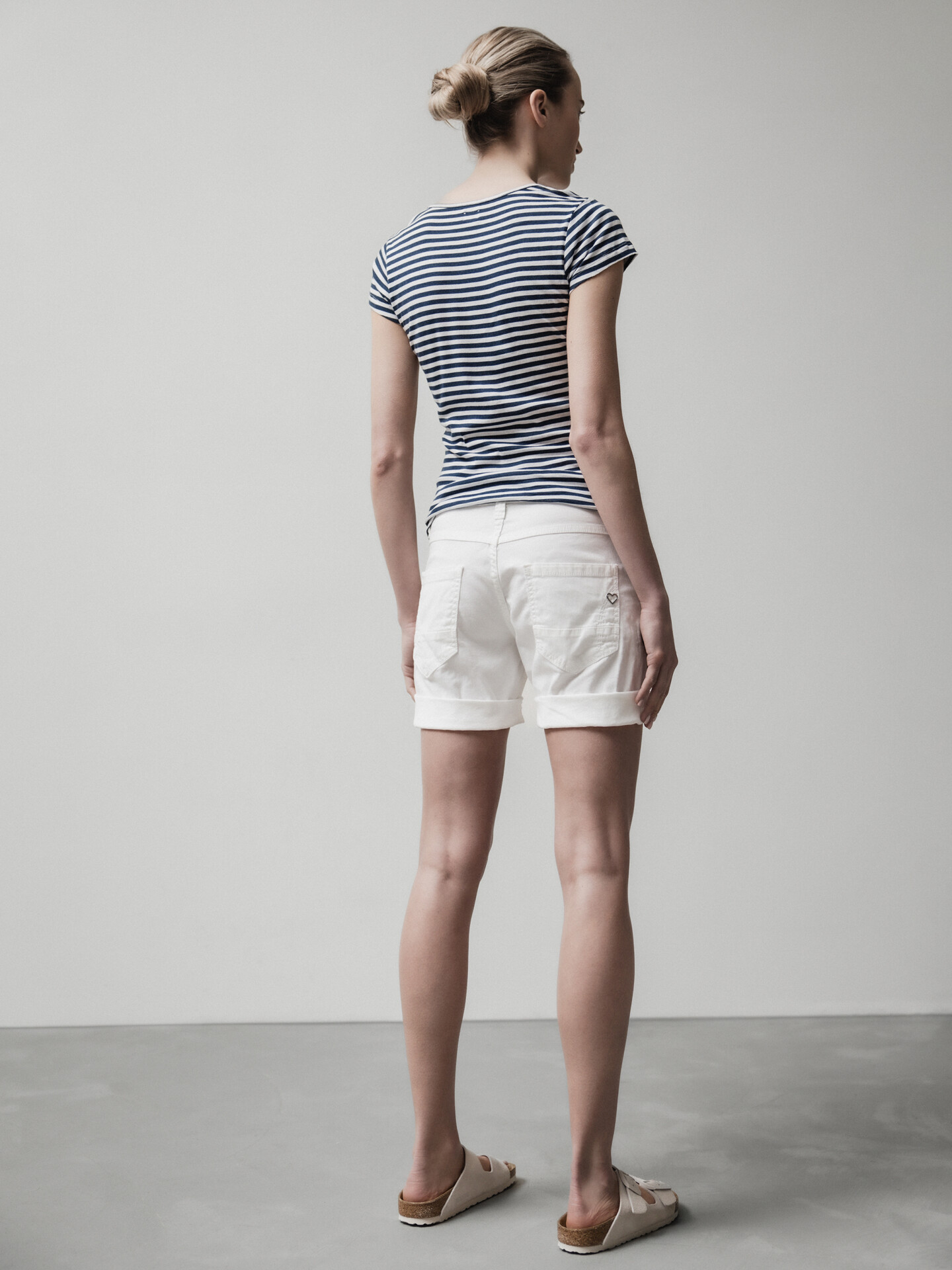 Detailansicht von Shorts mit Knopfleiste von PLEASE