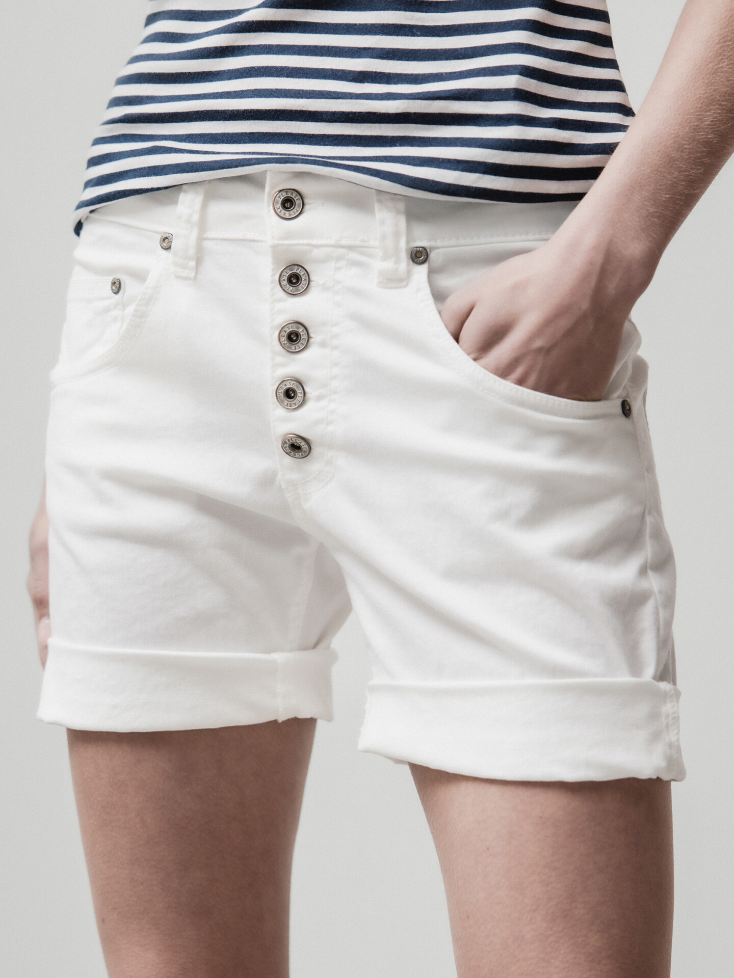 Detailansicht von Shorts mit Knopfleiste von PLEASE