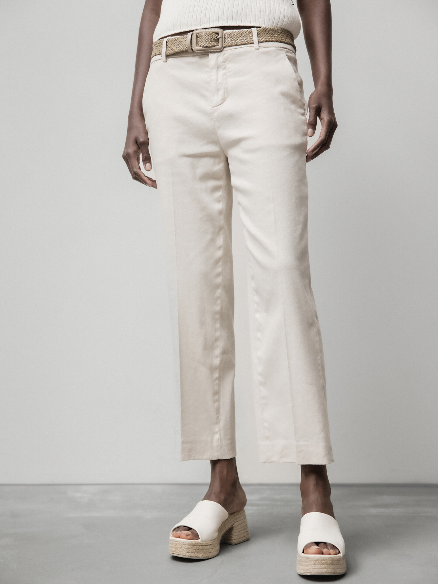 Detailansicht von Flared Hose aus Leinen von DONDUP