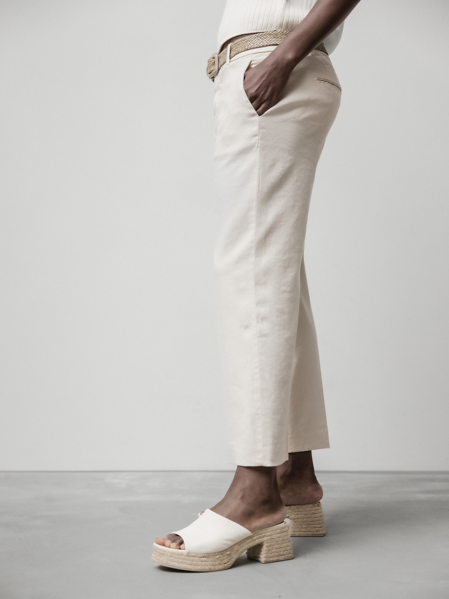 Detailansicht von Flared Hose aus Leinen von DONDUP