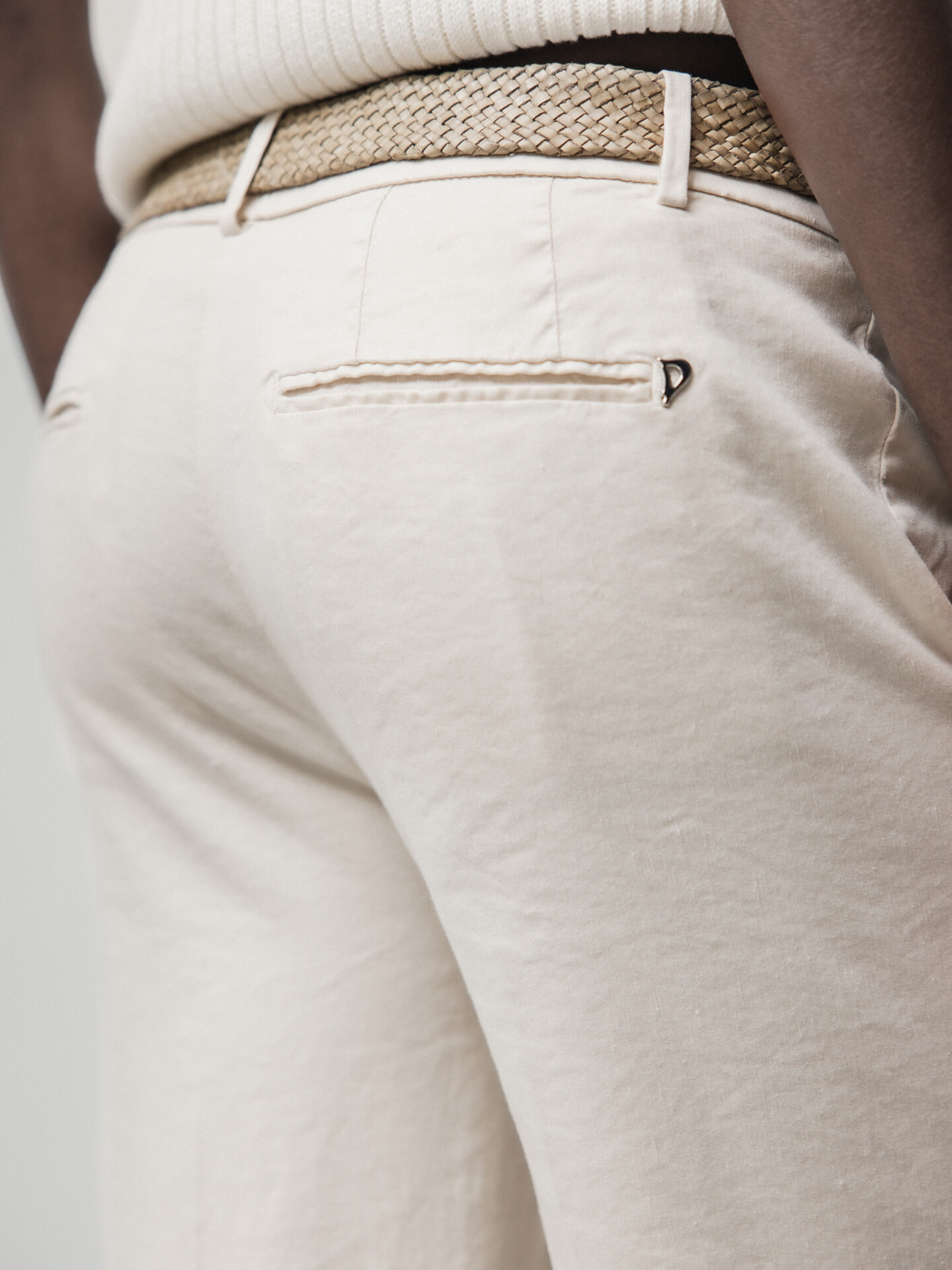 Detailansicht von Flared Hose aus Leinen von DONDUP