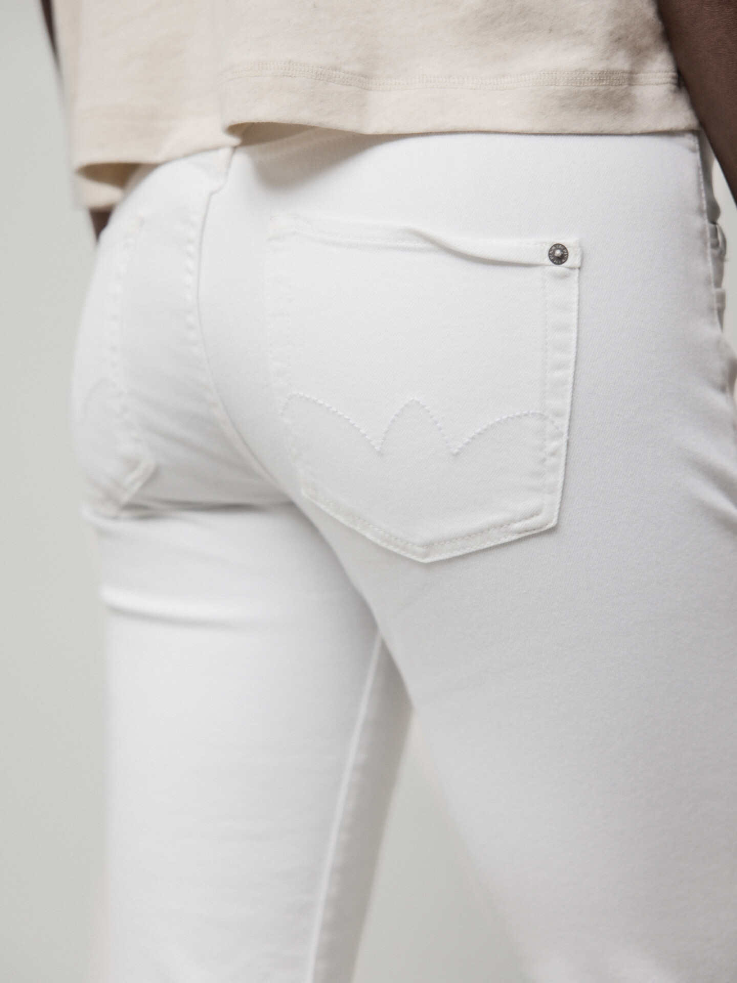 Detailansicht von Cropped Straight Leg Jeans von LE TEMPS DES CERISES