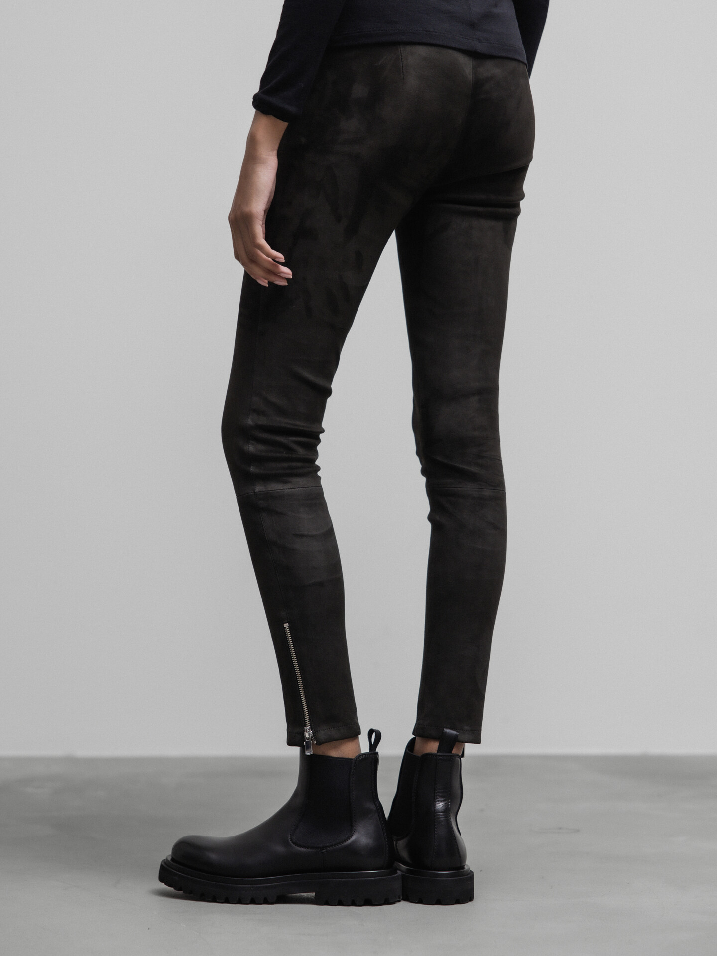 Detailansicht von Velour-Lederhose von ARMA