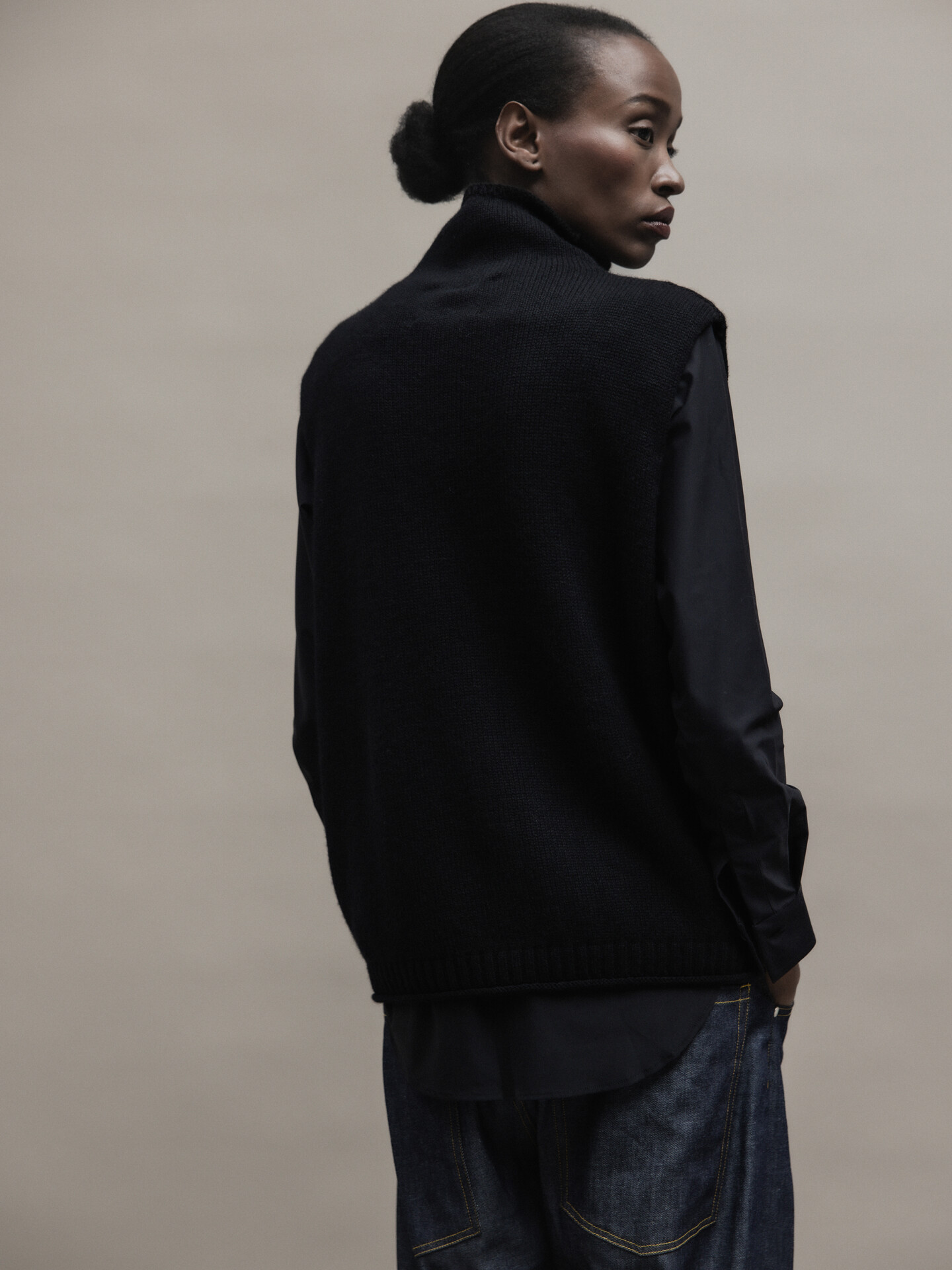 Detailansicht von Turtleneck Pullunder aus Cashmere von LISA YANG