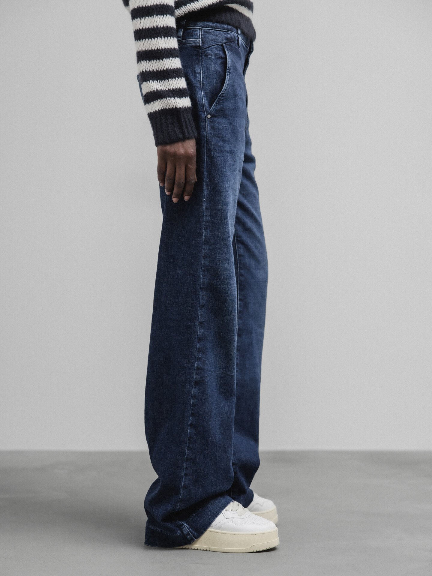 Detailansicht von Flared Jeans von DAWN