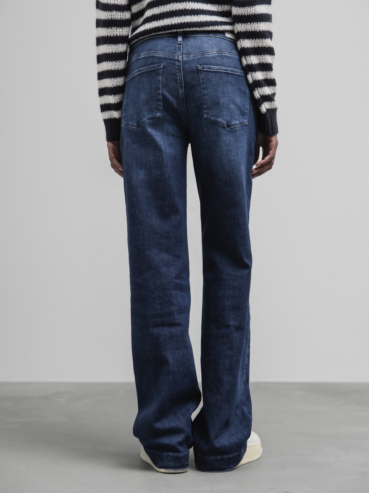 Detailansicht von Flared Jeans von DAWN