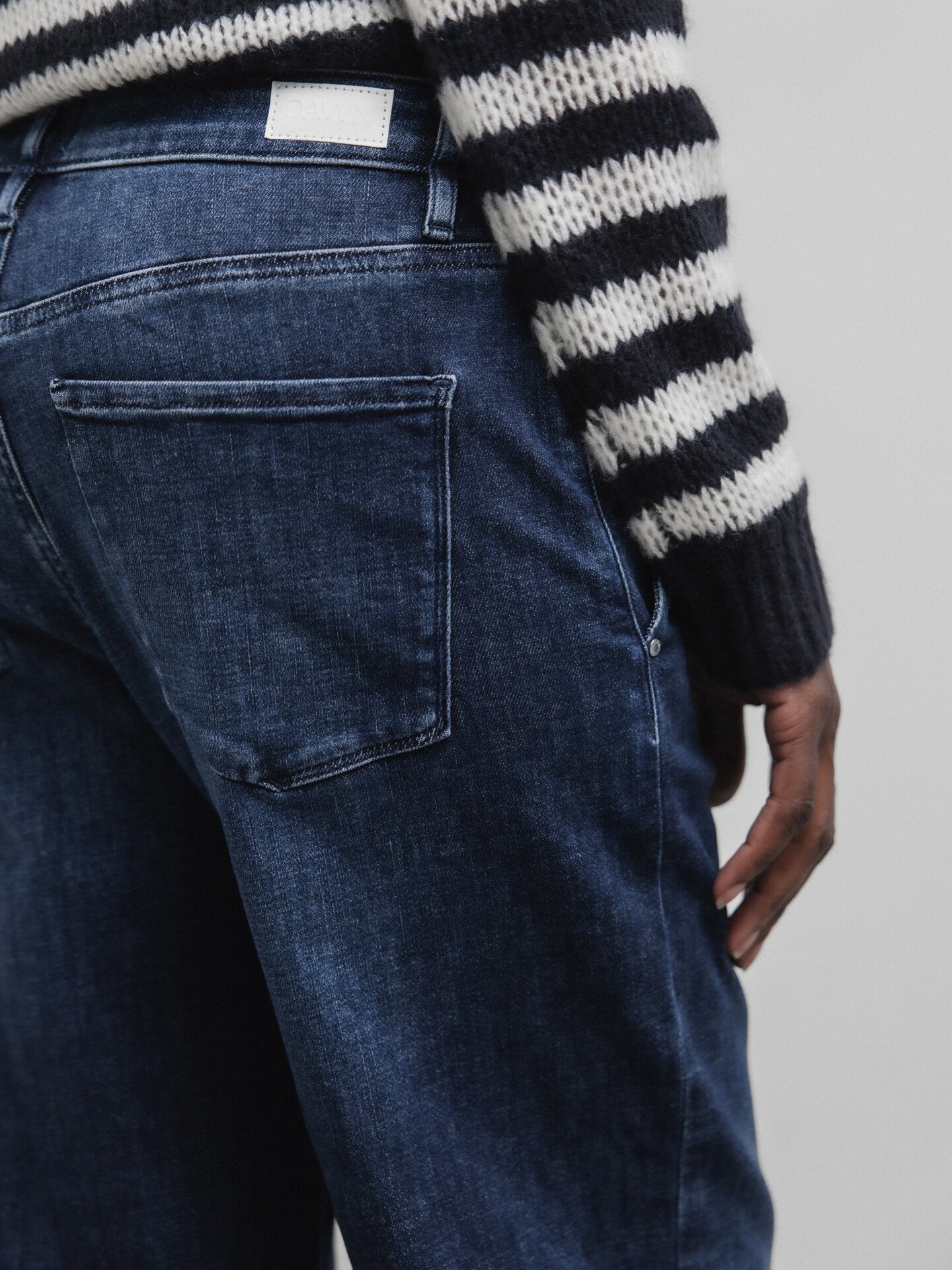 Detailansicht von Flared Jeans von DAWN