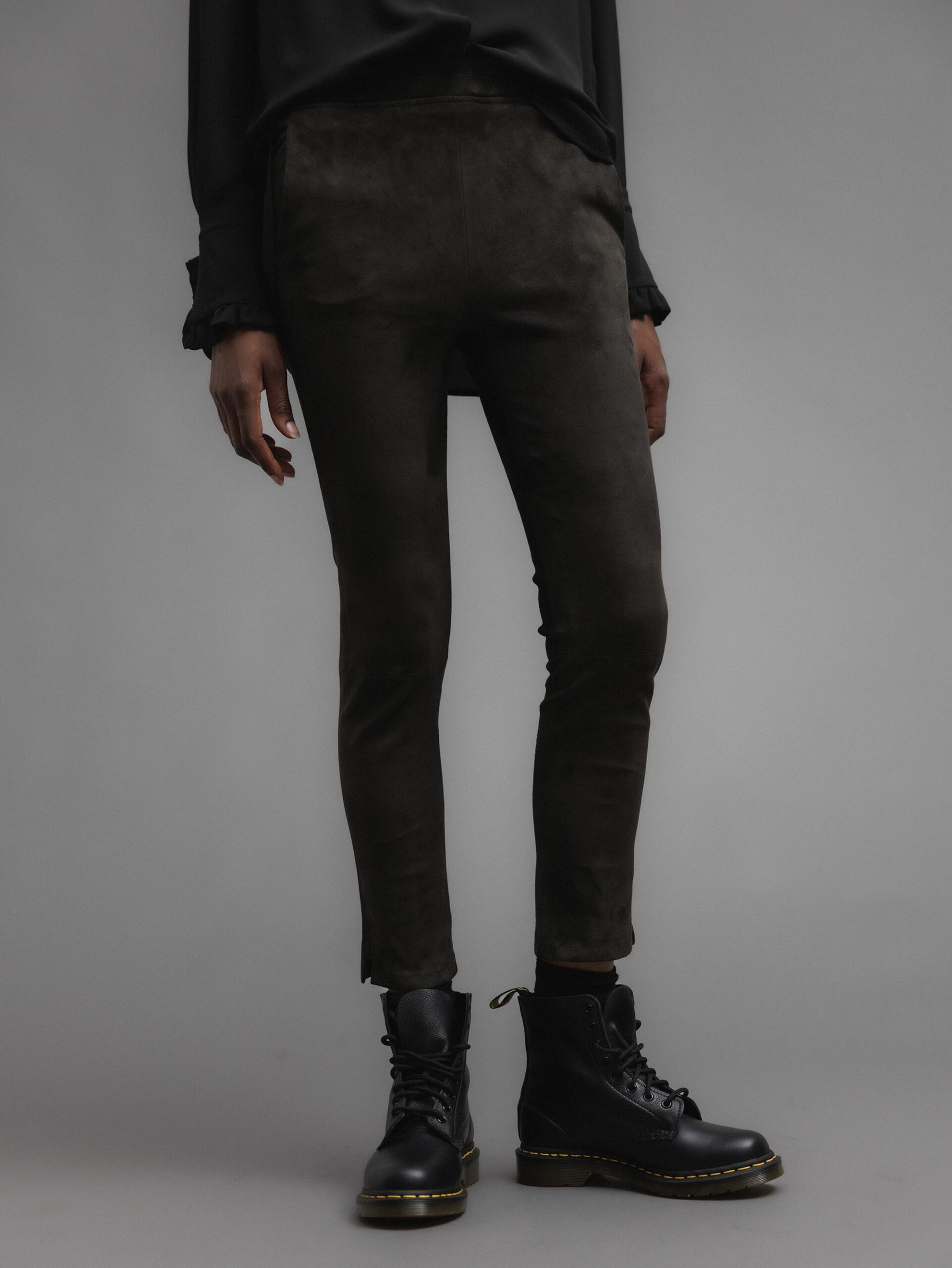 Detailansicht von Velour-Lederhose von ARMA