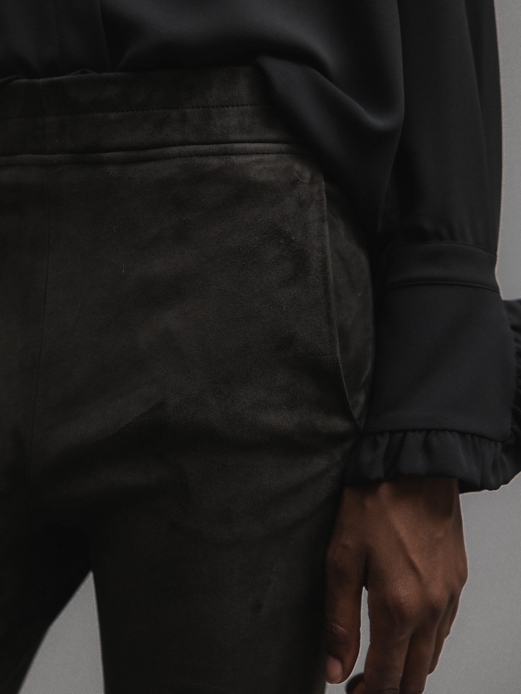 Detailansicht von Velour-Lederhose von ARMA