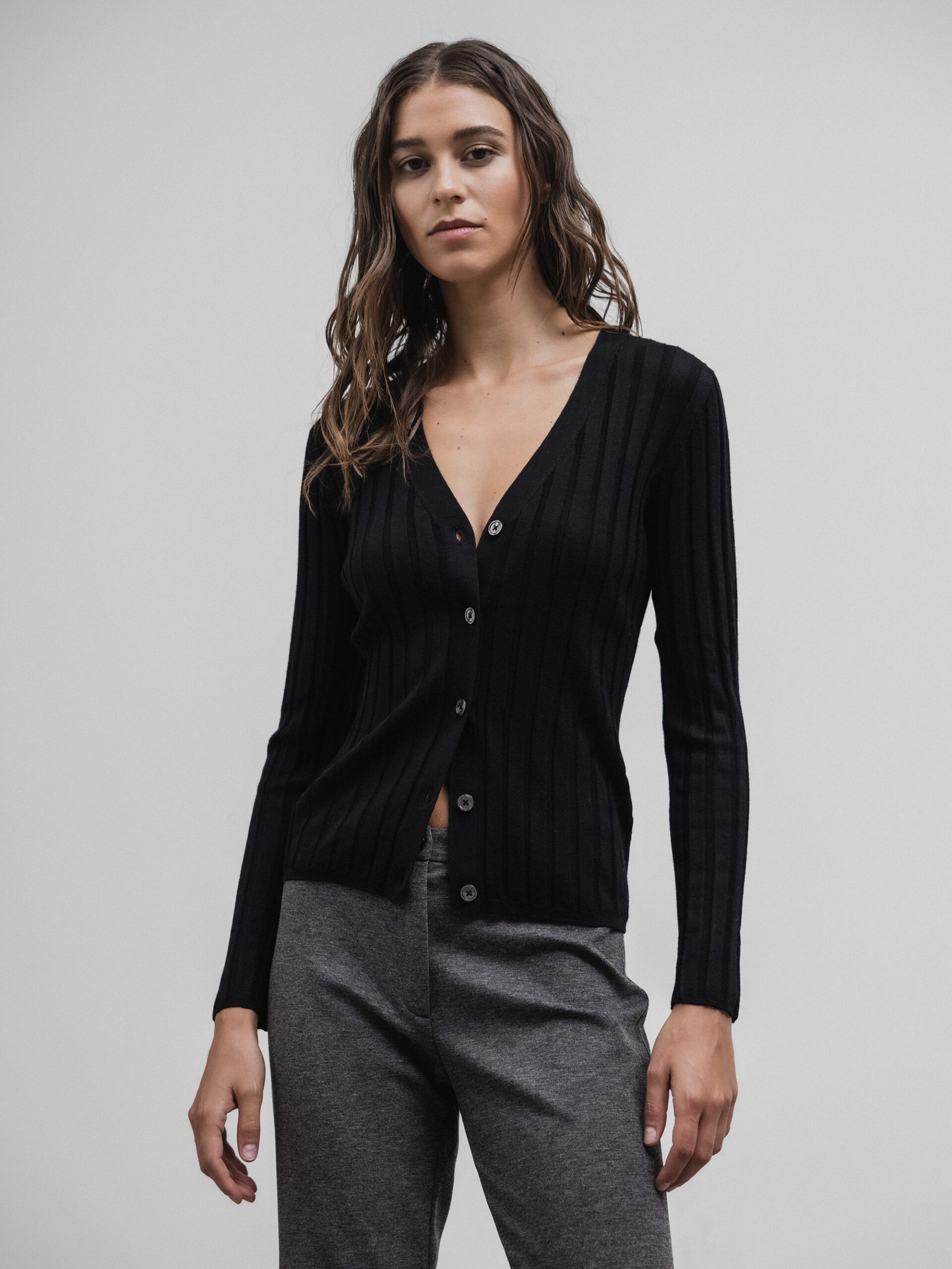 Detailansicht von Strickjacke aus Merinowolle von DANIELS