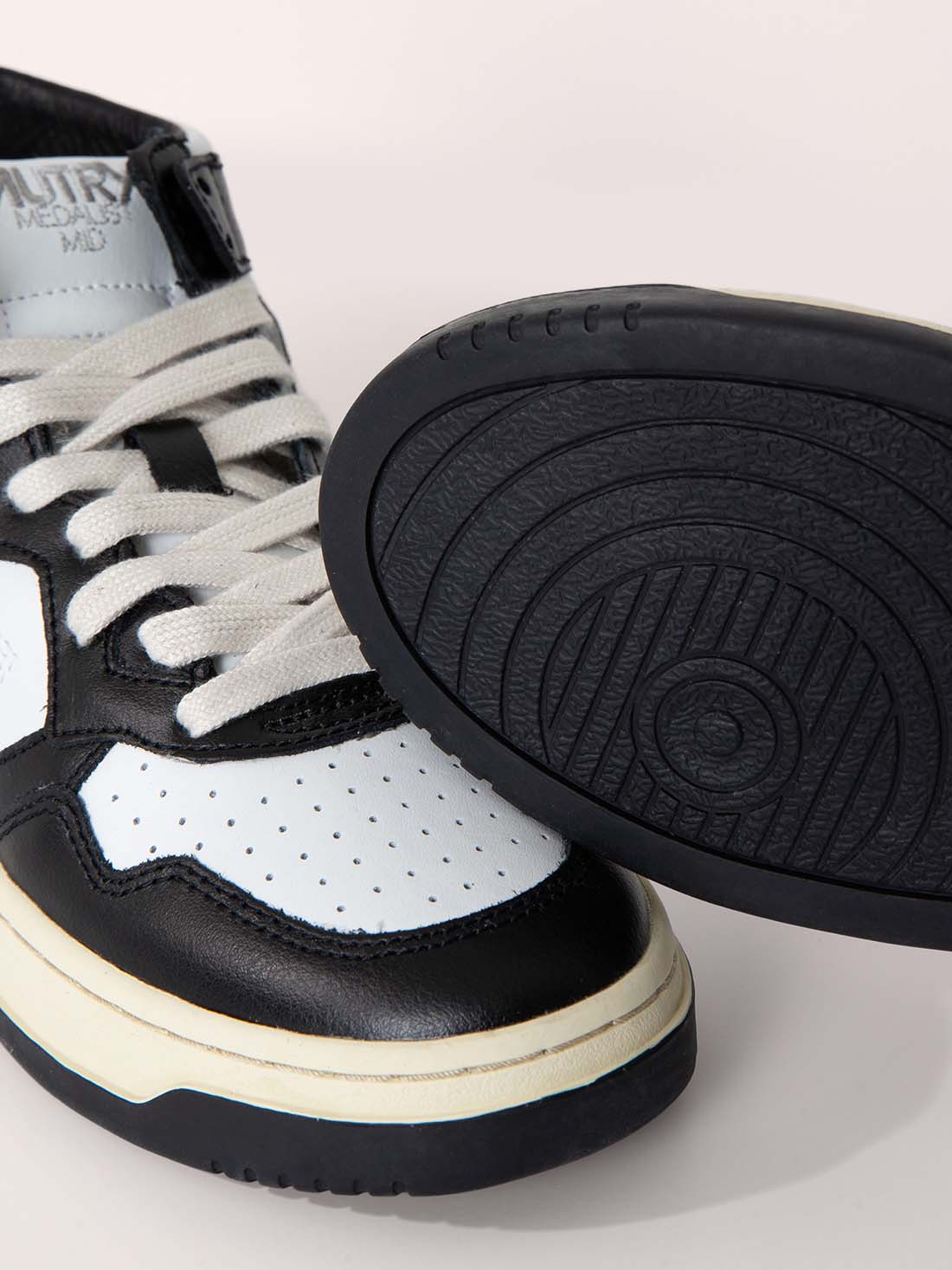 Detailansicht von Hoher Sneaker aus Leder von AUTRY